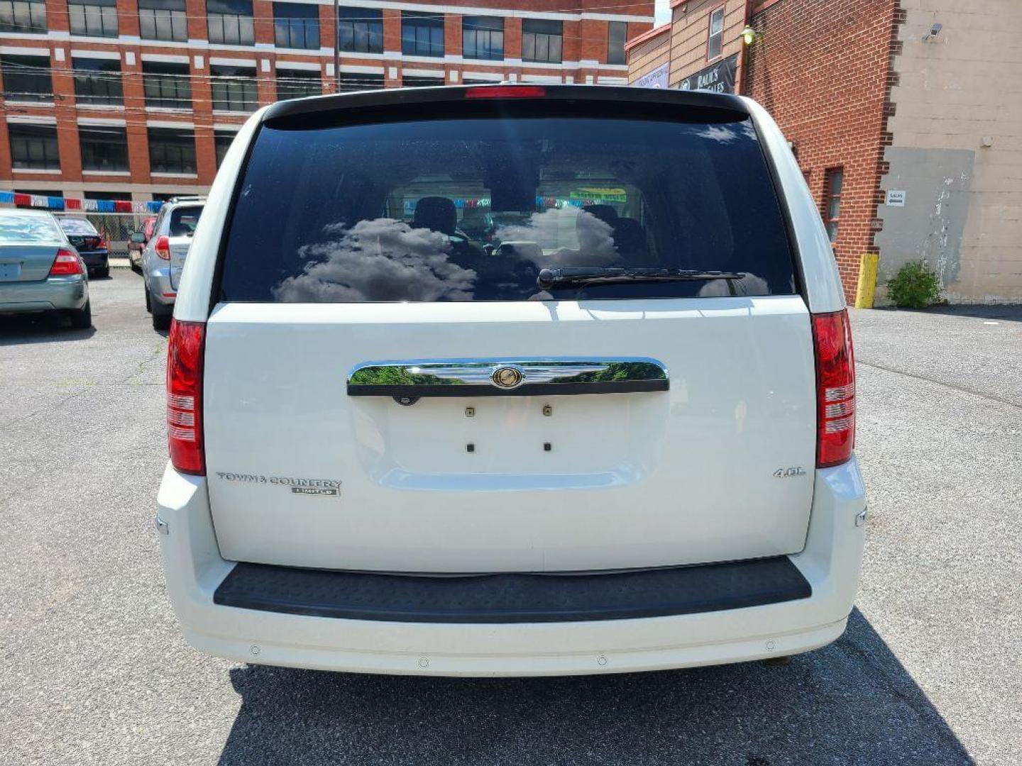 2008 WHITE CHRYSLER TOWN and COUNTRY LIMITED (2A8HR64X88R) with an 4.0L engine, Automatic transmission, located at 117 North Cameron Street, Harrisburg, PA, 17101, (717) 963-8962, 40.267021, -76.875351 - Photo#3