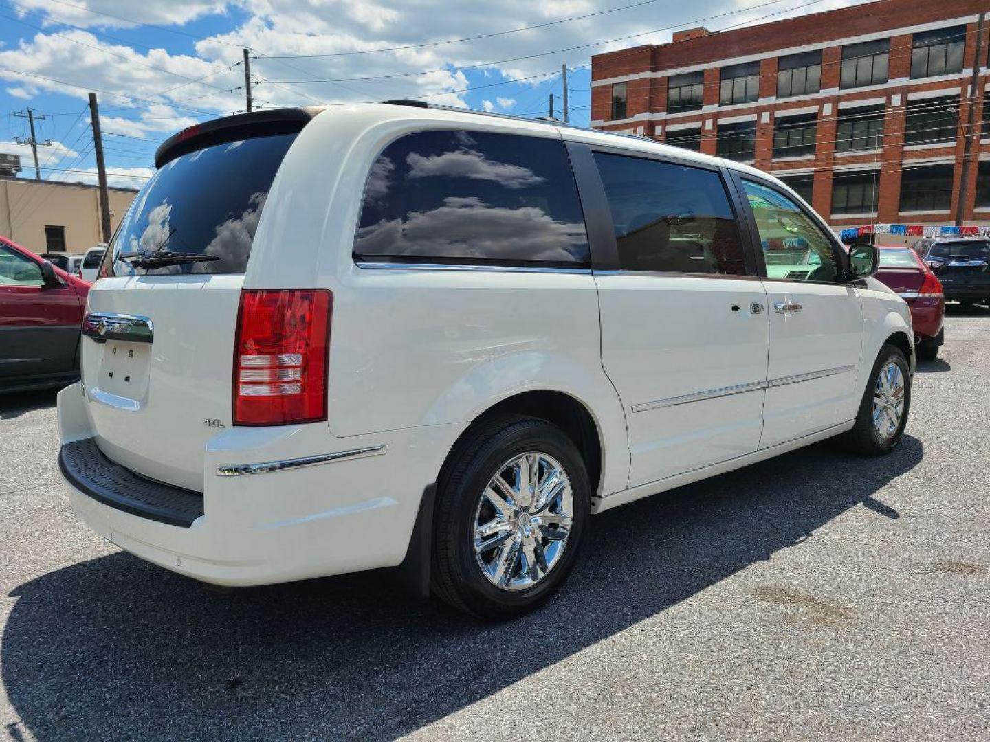 2008 WHITE CHRYSLER TOWN and COUNTRY LIMITED (2A8HR64X88R) with an 4.0L engine, Automatic transmission, located at 117 North Cameron Street, Harrisburg, PA, 17101, (717) 963-8962, 40.267021, -76.875351 - Photo#4