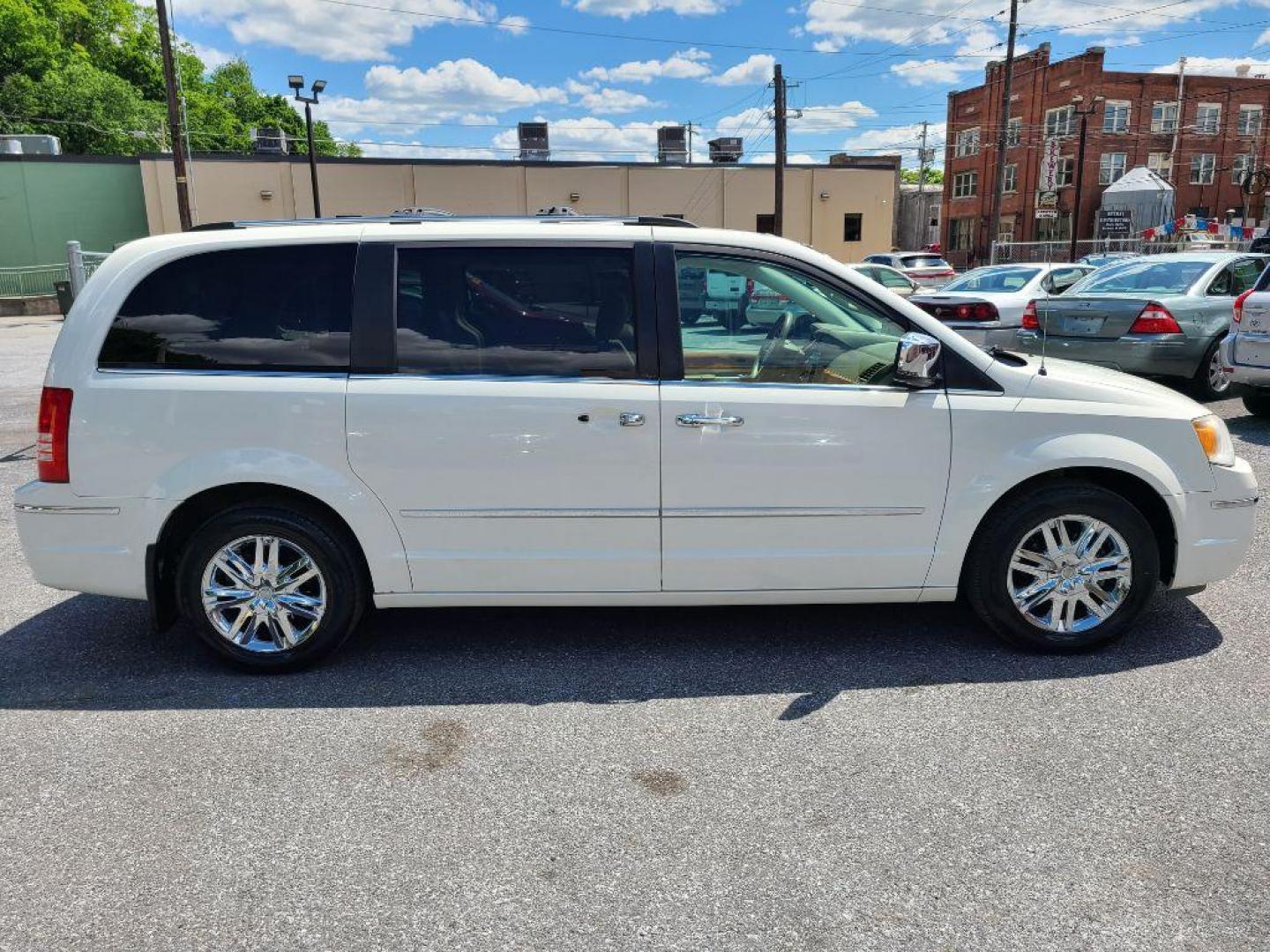 2008 WHITE CHRYSLER TOWN and COUNTRY LIMITED (2A8HR64X88R) with an 4.0L engine, Automatic transmission, located at 117 North Cameron Street, Harrisburg, PA, 17101, (717) 963-8962, 40.267021, -76.875351 - Photo#5