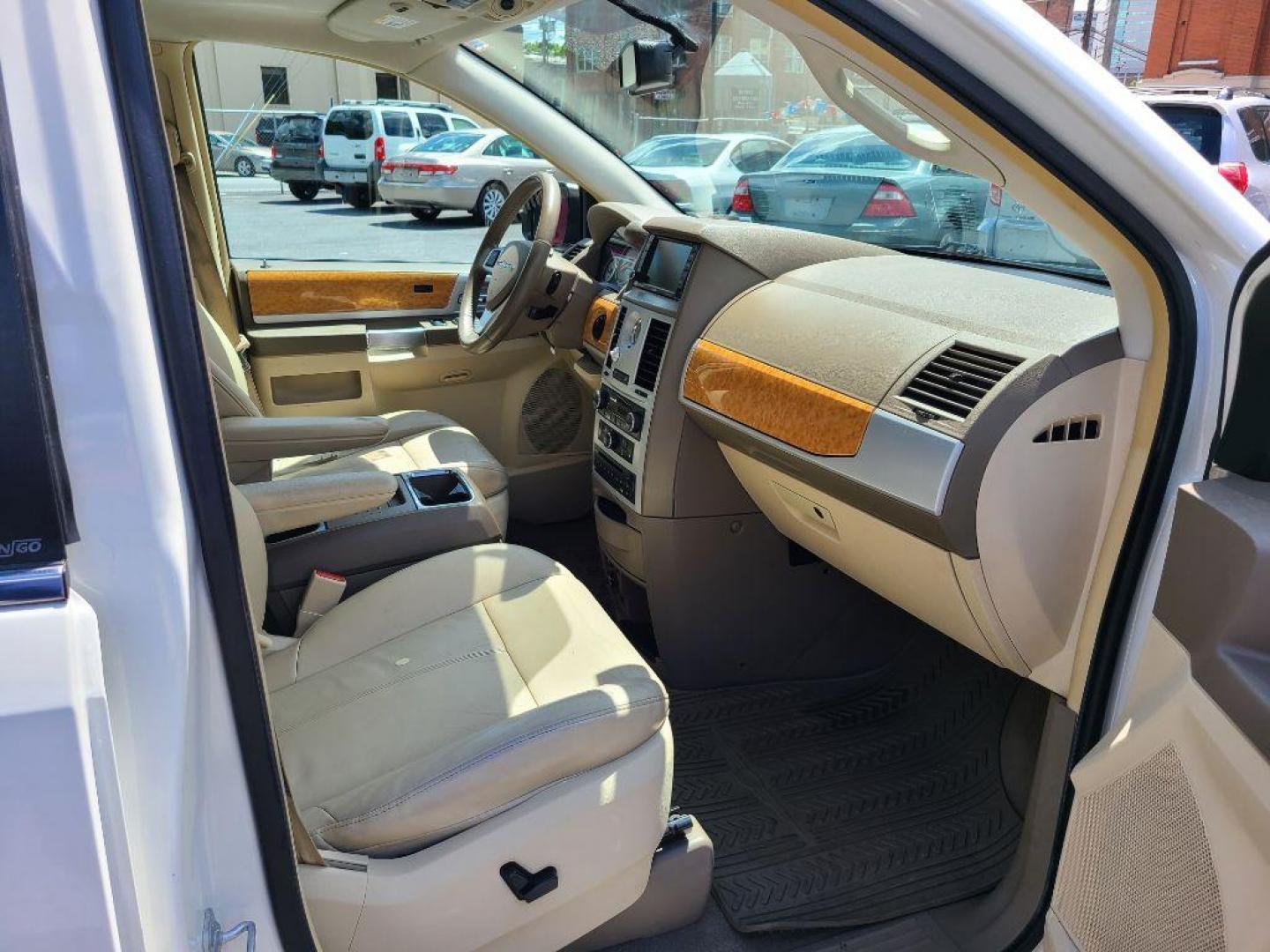 2008 WHITE CHRYSLER TOWN and COUNTRY LIMITED (2A8HR64X88R) with an 4.0L engine, Automatic transmission, located at 117 North Cameron Street, Harrisburg, PA, 17101, (717) 963-8962, 40.267021, -76.875351 - Photo#8