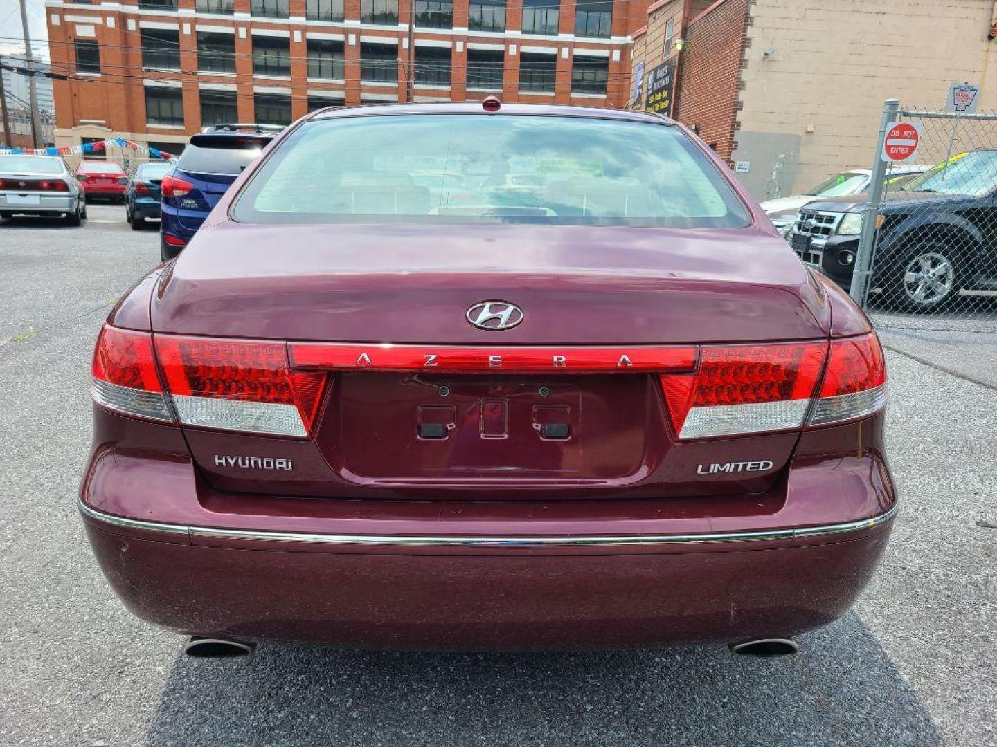 2008 BURG HYUNDAI AZERA SE (KMHFC46FX8A) with an 3.8L engine, Automatic transmission, located at 117 North Cameron Street, Harrisburg, PA, 17101, (717) 963-8962, 40.267021, -76.875351 - WE FINANCE!!! Good Credit/ Bad Credit/ No Credit - ALL Trade-Ins Welcomed!!! ***Guaranteed Credit Approval*** APPLY ONLINE or CALL us TODAY ;) Internet Prices and Marketplace Prices are SPECIAL discounted ***CASH DEALS*** Retail Prices are higher. Please call us to discuss your cash and finan - Photo#3