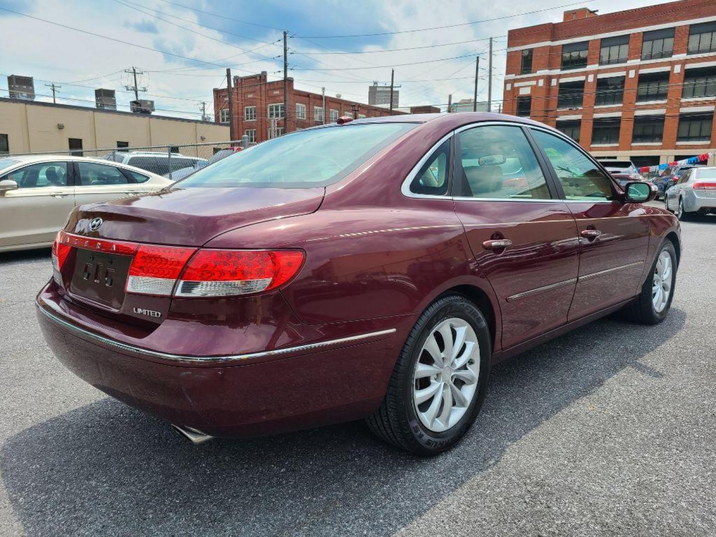 2008 BURG HYUNDAI AZERA SE (KMHFC46FX8A) with an 3.8L engine, Automatic transmission, located at 117 North Cameron Street, Harrisburg, PA, 17101, (717) 963-8962, 40.267021, -76.875351 - WE FINANCE!!! Good Credit/ Bad Credit/ No Credit - ALL Trade-Ins Welcomed!!! ***Guaranteed Credit Approval*** APPLY ONLINE or CALL us TODAY ;) Internet Prices and Marketplace Prices are SPECIAL discounted ***CASH DEALS*** Retail Prices are higher. Please call us to discuss your cash and finan - Photo#4