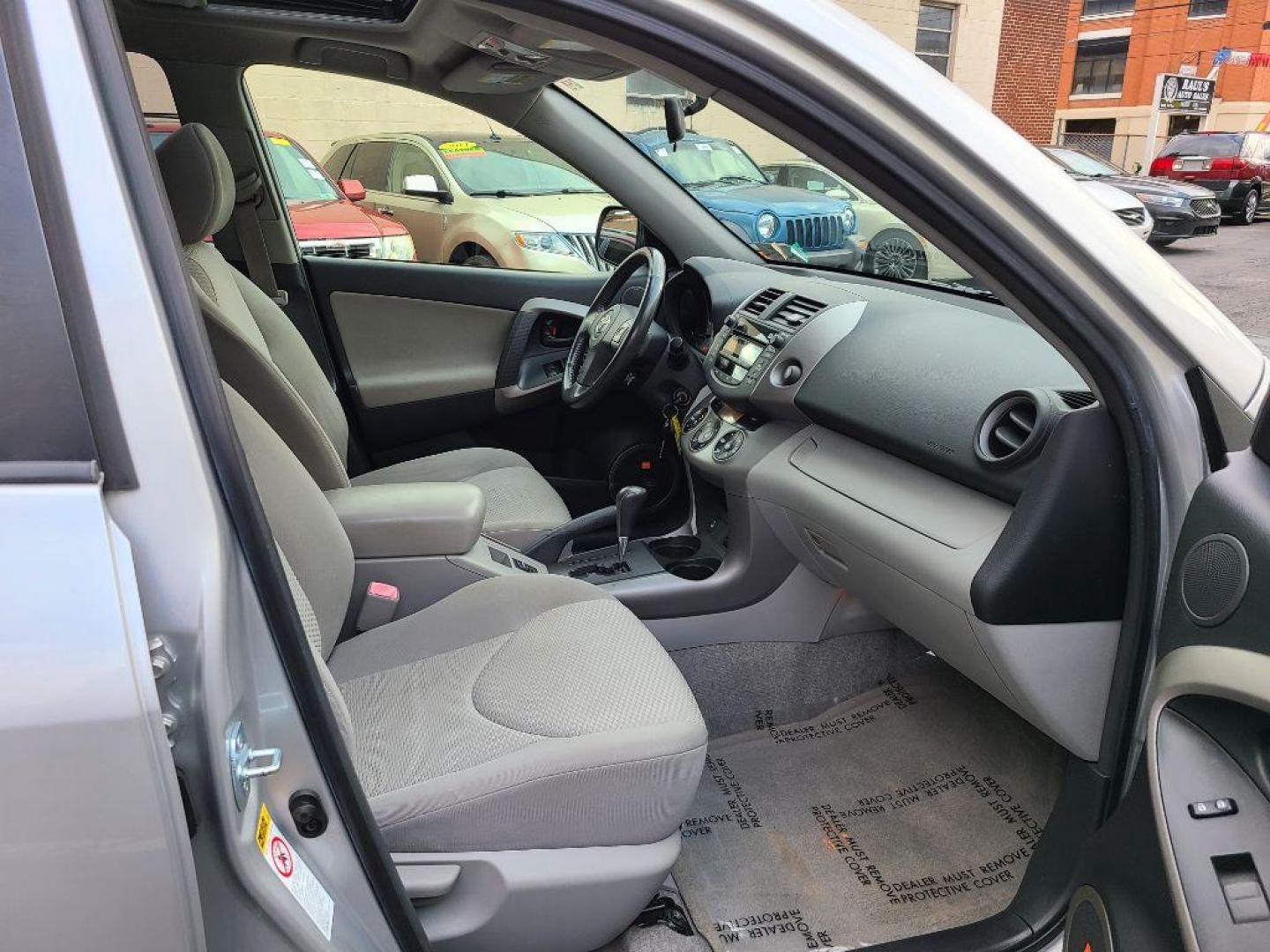 2008 SILVER TOYOTA RAV4 LIMITED (JTMBK31V486) with an 3.5L engine, Automatic transmission, located at 117 North Cameron Street, Harrisburg, PA, 17101, (717) 963-8962, 40.267021, -76.875351 - Photo#9