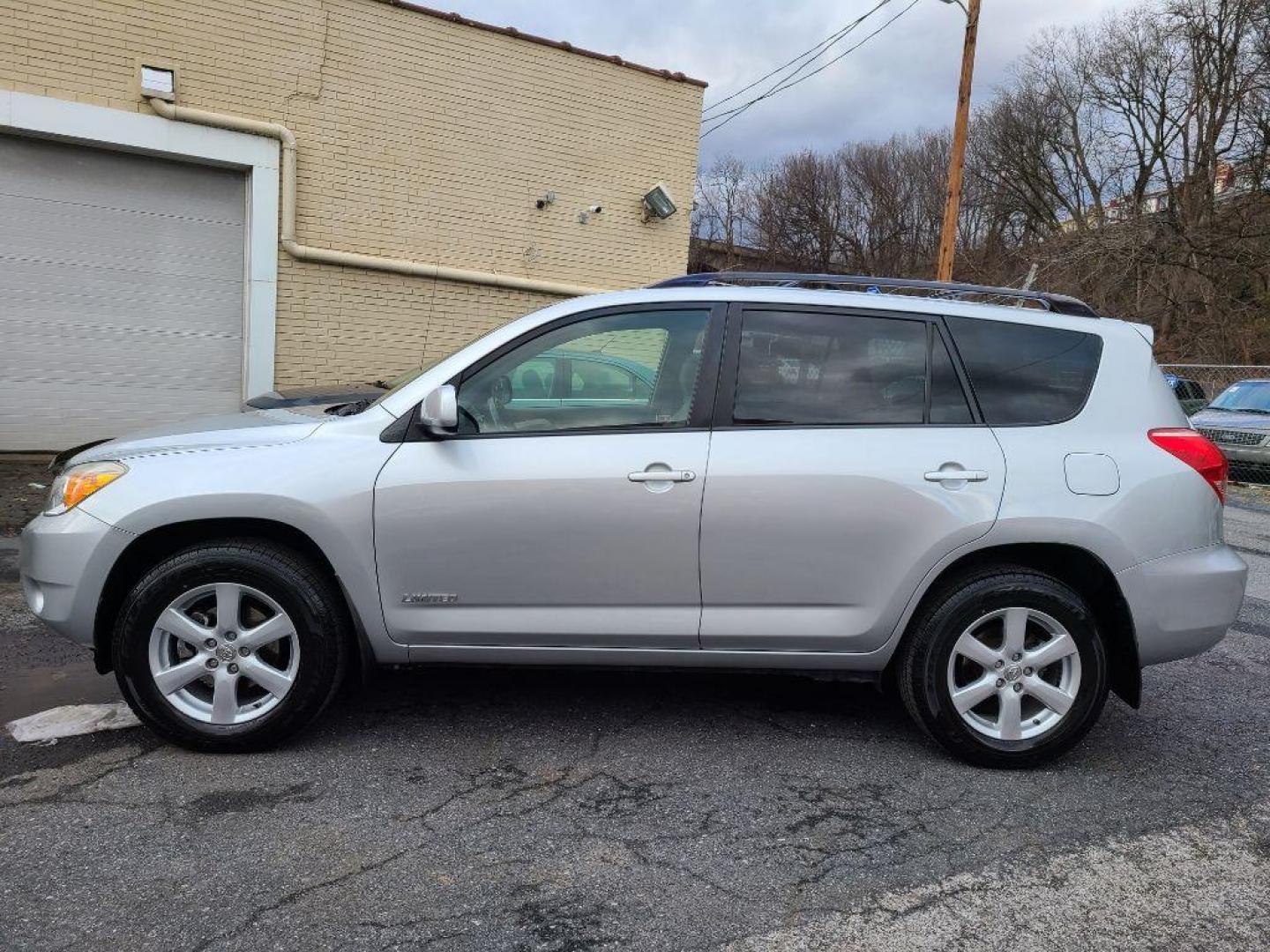 2008 SILVER TOYOTA RAV4 LIMITED (JTMBK31V486) with an 3.5L engine, Automatic transmission, located at 117 North Cameron Street, Harrisburg, PA, 17101, (717) 963-8962, 40.267021, -76.875351 - Photo#1