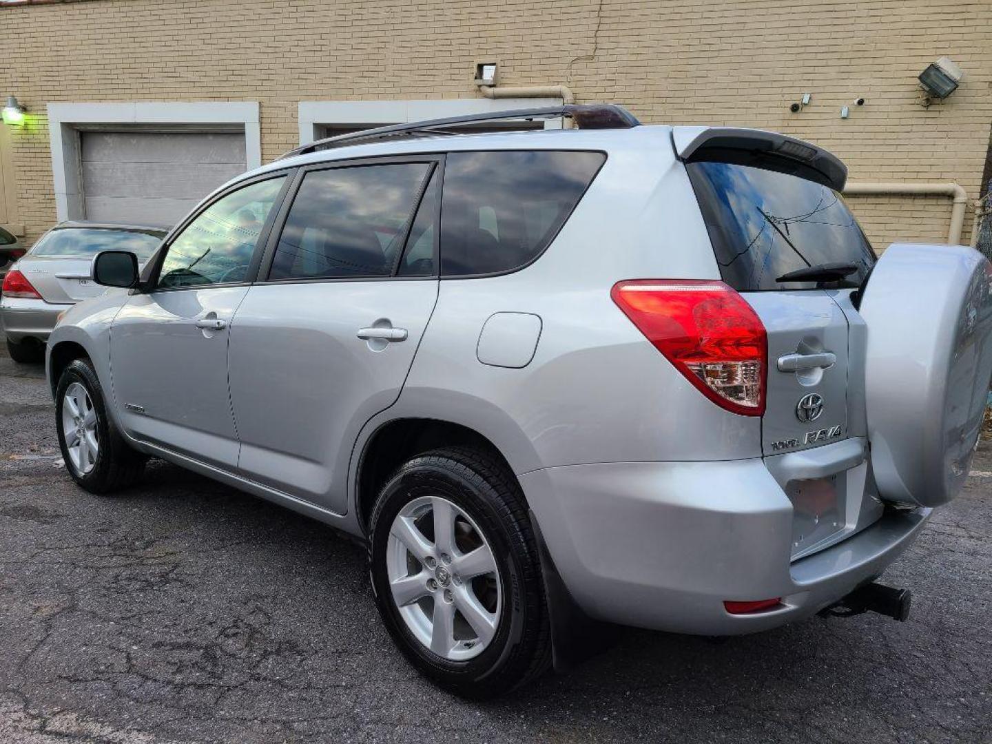 2008 SILVER TOYOTA RAV4 LIMITED (JTMBK31V486) with an 3.5L engine, Automatic transmission, located at 117 North Cameron Street, Harrisburg, PA, 17101, (717) 963-8962, 40.267021, -76.875351 - Photo#2