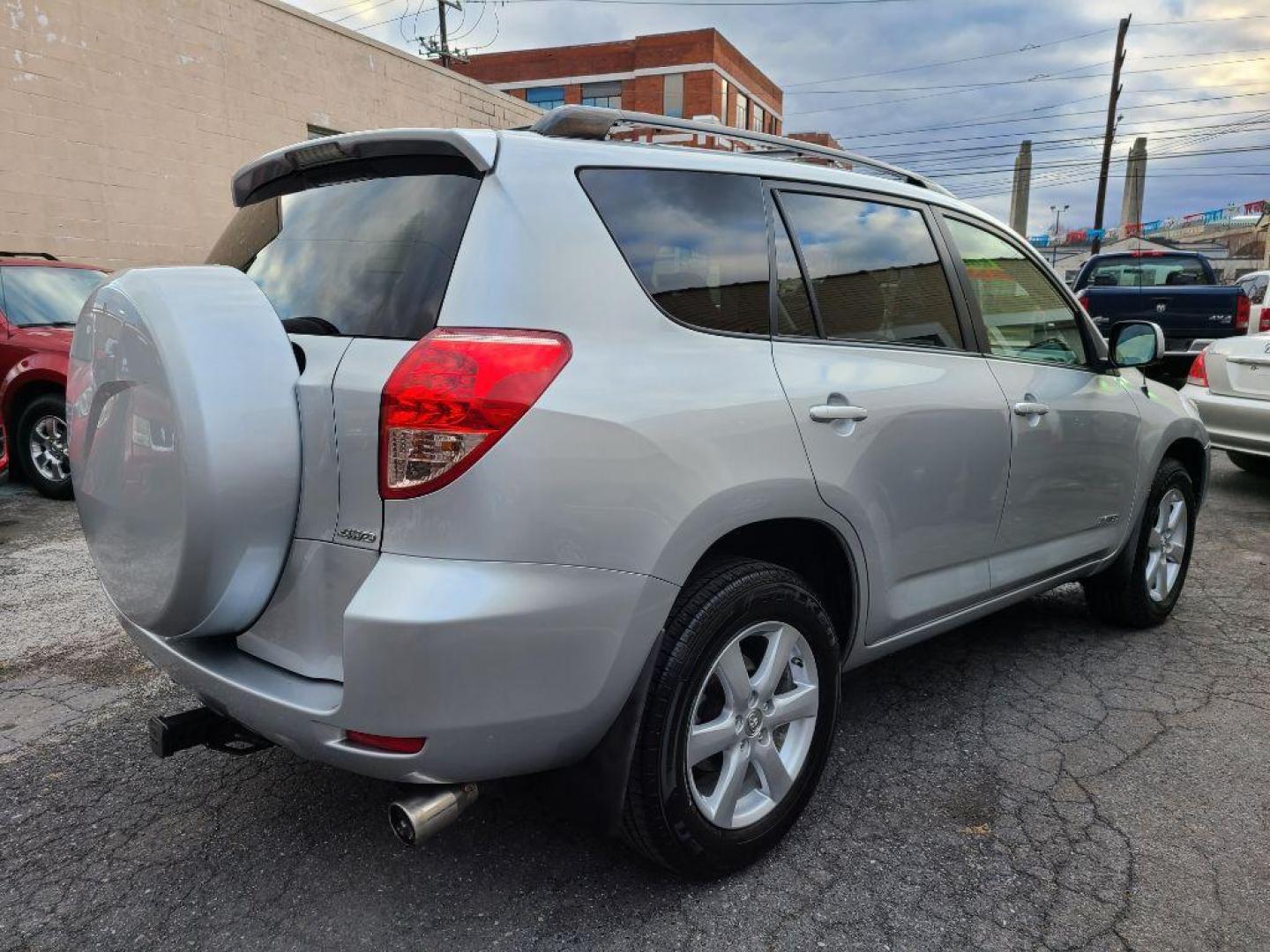 2008 SILVER TOYOTA RAV4 LIMITED (JTMBK31V486) with an 3.5L engine, Automatic transmission, located at 117 North Cameron Street, Harrisburg, PA, 17101, (717) 963-8962, 40.267021, -76.875351 - Photo#4