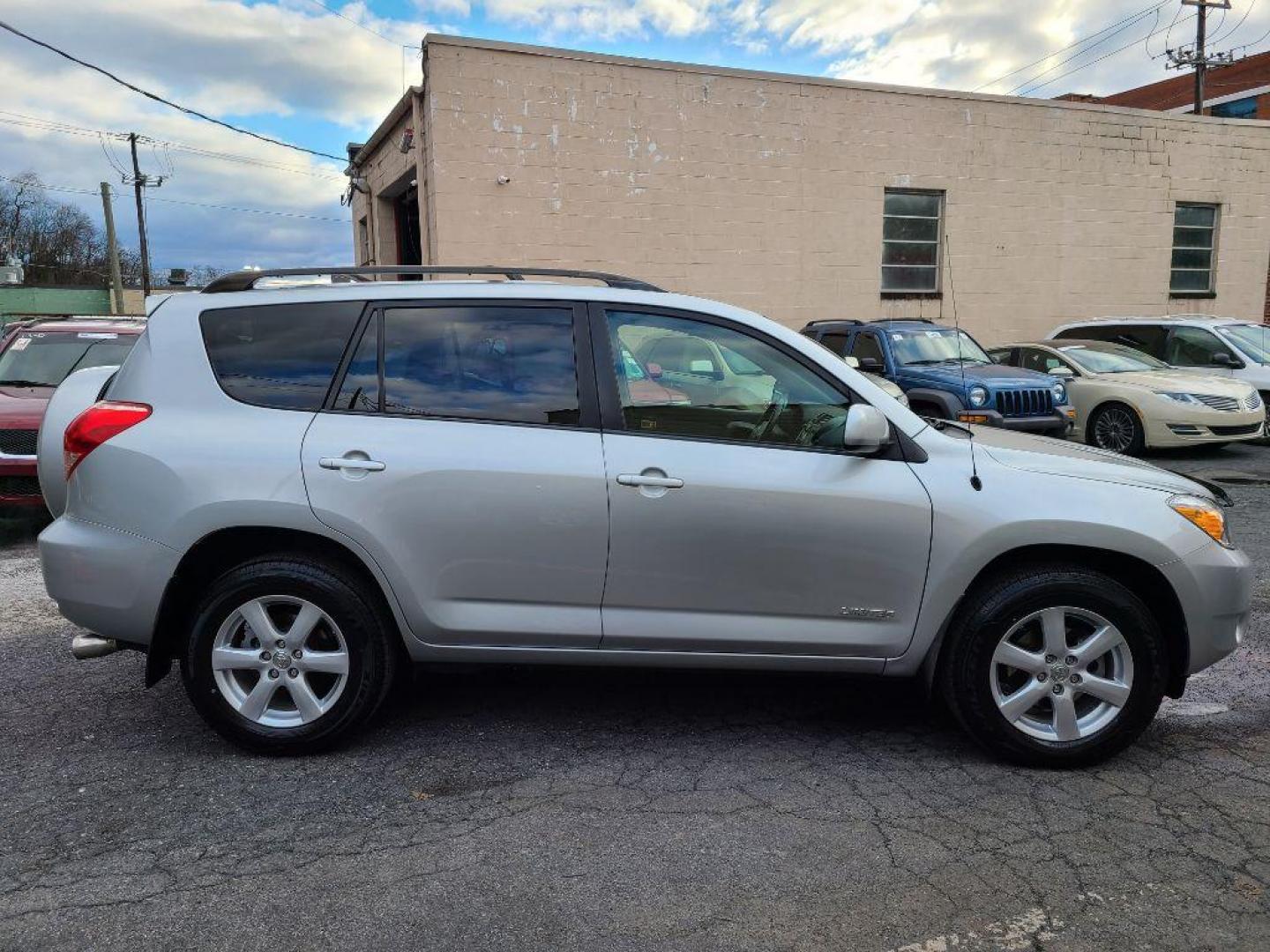 2008 SILVER TOYOTA RAV4 LIMITED (JTMBK31V486) with an 3.5L engine, Automatic transmission, located at 117 North Cameron Street, Harrisburg, PA, 17101, (717) 963-8962, 40.267021, -76.875351 - Photo#5