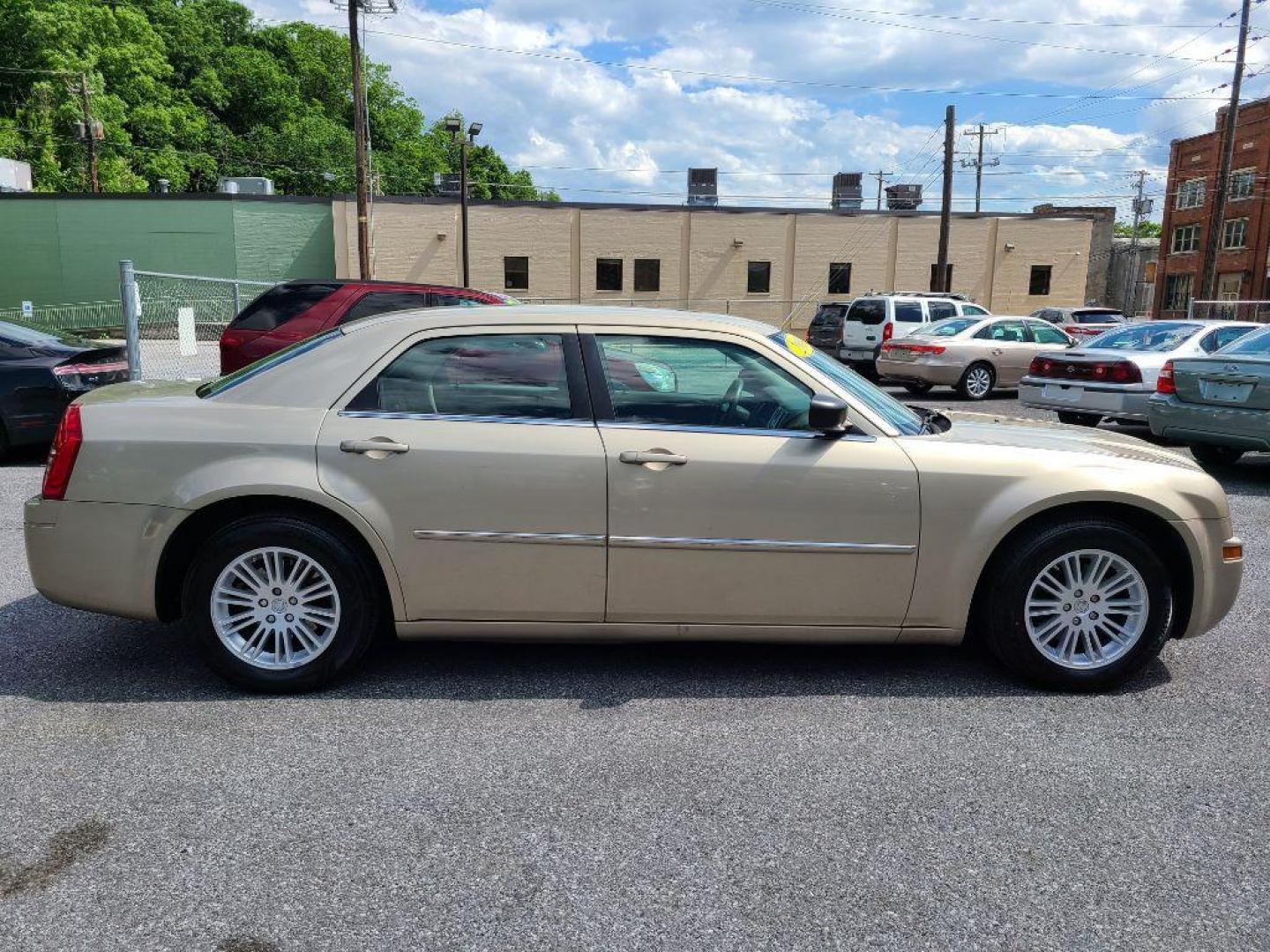 2009 TAN CHRYSLER 300 LX (2C3LA43D39H) with an 2.7L engine, Automatic transmission, located at 117 North Cameron Street, Harrisburg, PA, 17101, (717) 963-8962, 40.267021, -76.875351 - WE FINANCE!!! Good Credit/ Bad Credit/ No Credit - ALL Trade-Ins Welcomed!!! ***Guaranteed Credit Approval*** APPLY ONLINE or CALL us TODAY ;) Internet Prices and Marketplace Prices are SPECIAL discounted ***CASH DEALS*** Retail Prices are higher. Please call us to discuss your cash and finan - Photo#5