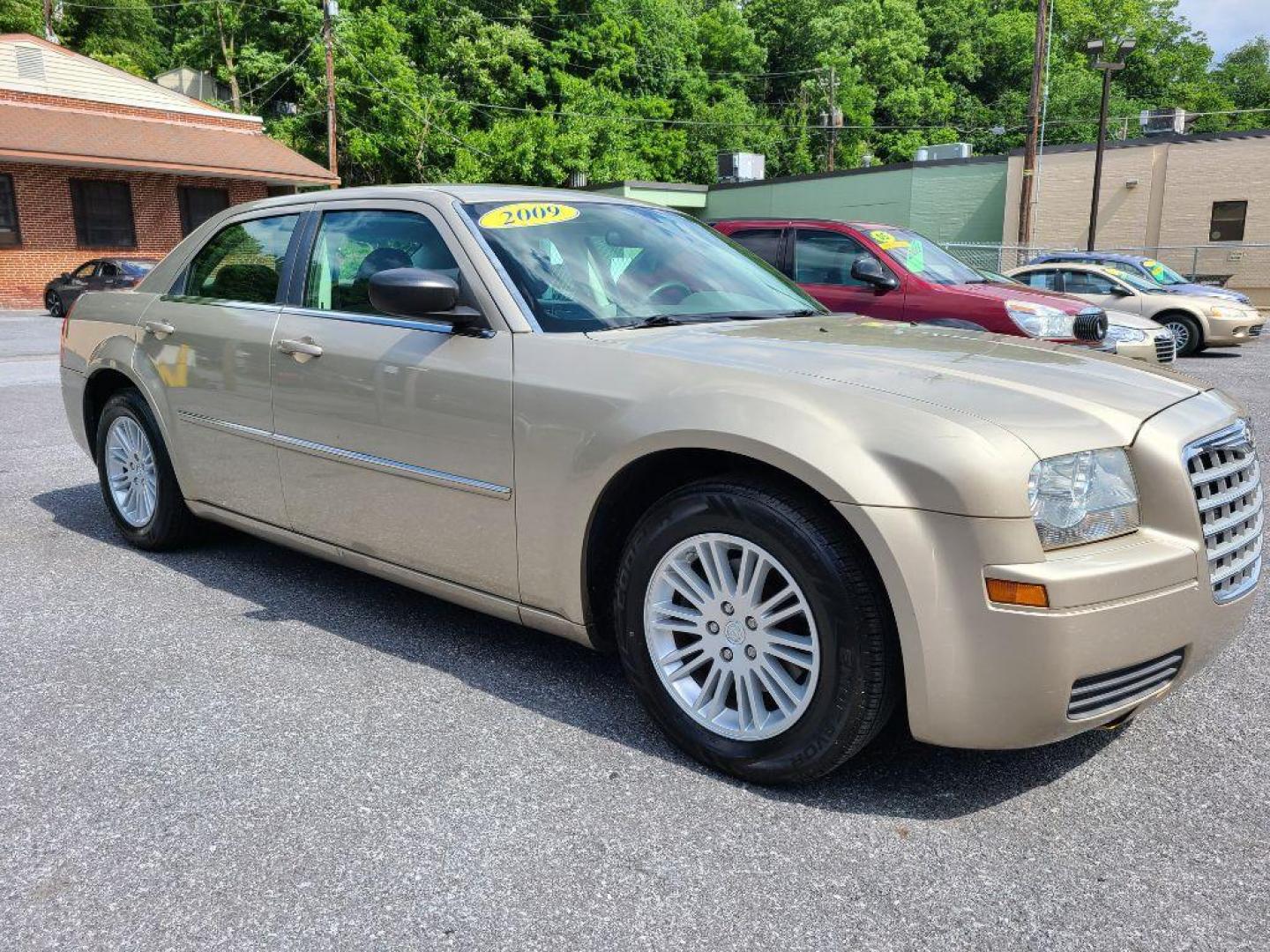 2009 TAN CHRYSLER 300 LX (2C3LA43D39H) with an 2.7L engine, Automatic transmission, located at 117 North Cameron Street, Harrisburg, PA, 17101, (717) 963-8962, 40.267021, -76.875351 - WE FINANCE!!! Good Credit/ Bad Credit/ No Credit - ALL Trade-Ins Welcomed!!! ***Guaranteed Credit Approval*** APPLY ONLINE or CALL us TODAY ;) Internet Prices and Marketplace Prices are SPECIAL discounted ***CASH DEALS*** Retail Prices are higher. Please call us to discuss your cash and finan - Photo#6