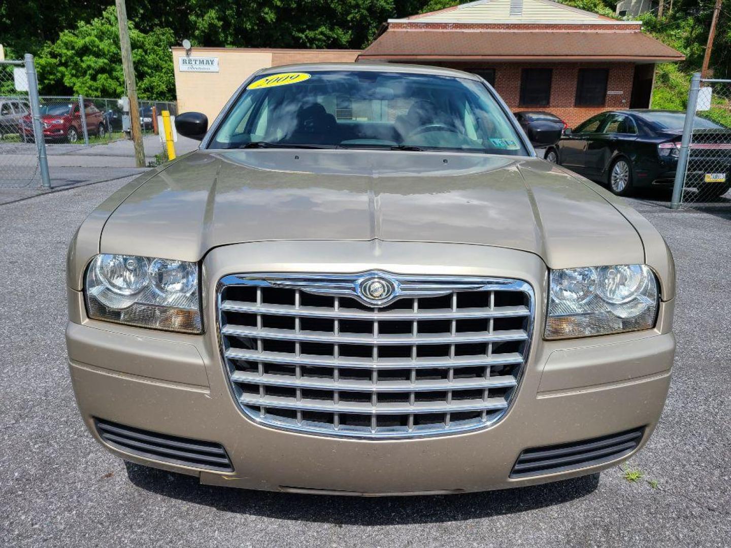 2009 TAN CHRYSLER 300 LX (2C3LA43D39H) with an 2.7L engine, Automatic transmission, located at 117 North Cameron Street, Harrisburg, PA, 17101, (717) 963-8962, 40.267021, -76.875351 - WE FINANCE!!! Good Credit/ Bad Credit/ No Credit - ALL Trade-Ins Welcomed!!! ***Guaranteed Credit Approval*** APPLY ONLINE or CALL us TODAY ;) Internet Prices and Marketplace Prices are SPECIAL discounted ***CASH DEALS*** Retail Prices are higher. Please call us to discuss your cash and finan - Photo#7