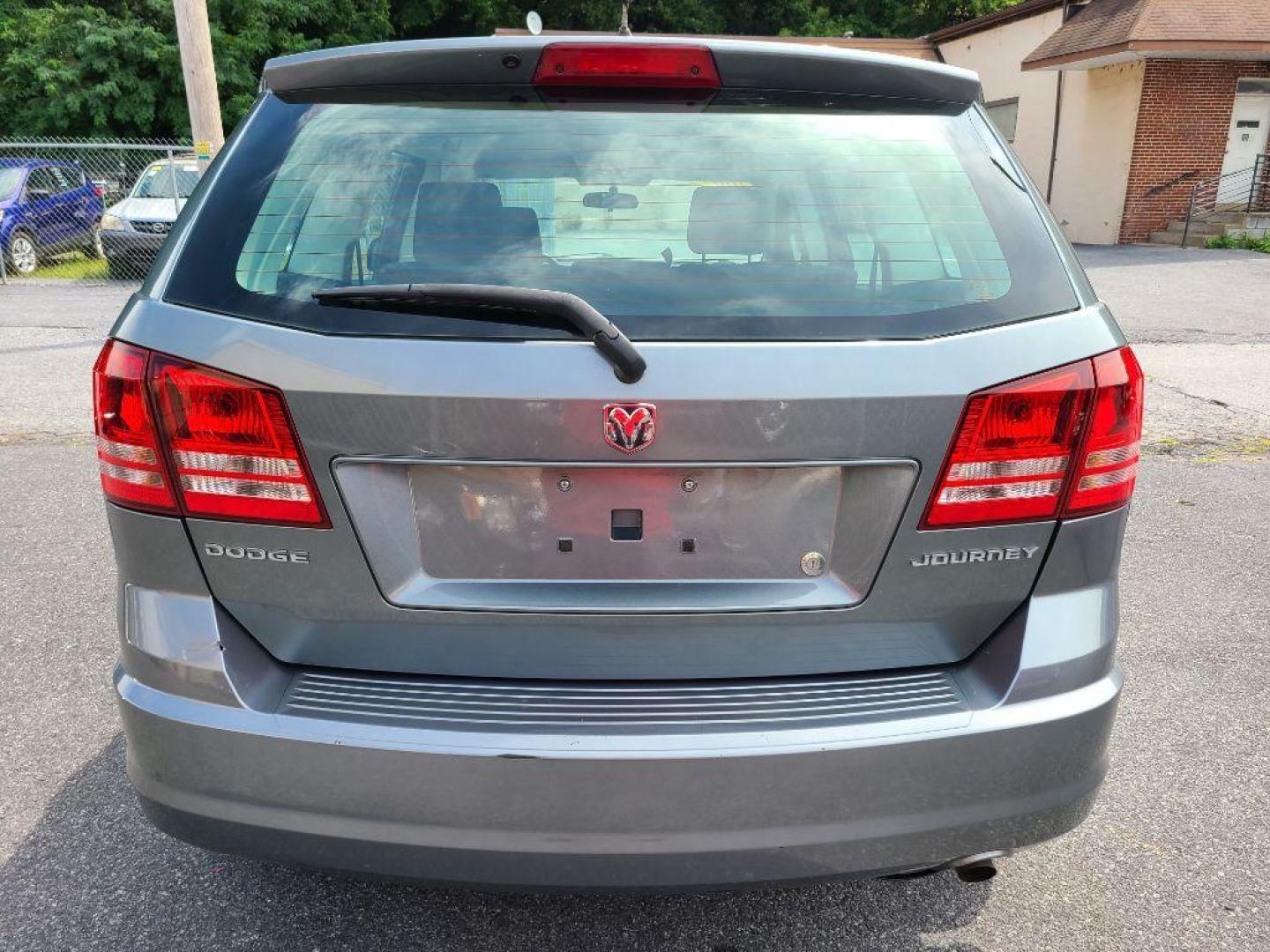 2009 GRAY DODGE JOURNEY SE (3D4GG47B09T) with an 2.4L engine, Automatic transmission, located at 117 North Cameron Street, Harrisburg, PA, 17101, (717) 963-8962, 40.267021, -76.875351 - WE FINANCE!!! Good Credit/ Bad Credit/ No Credit - ALL Trade-Ins Welcomed!!! ***Guaranteed Credit Approval*** APPLY ONLINE or CALL us TODAY ;) Internet Prices and Marketplace Prices are SPECIAL discounted ***CASH DEALS*** Retail Prices are higher. Please call us to discuss your cash and finan - Photo#3