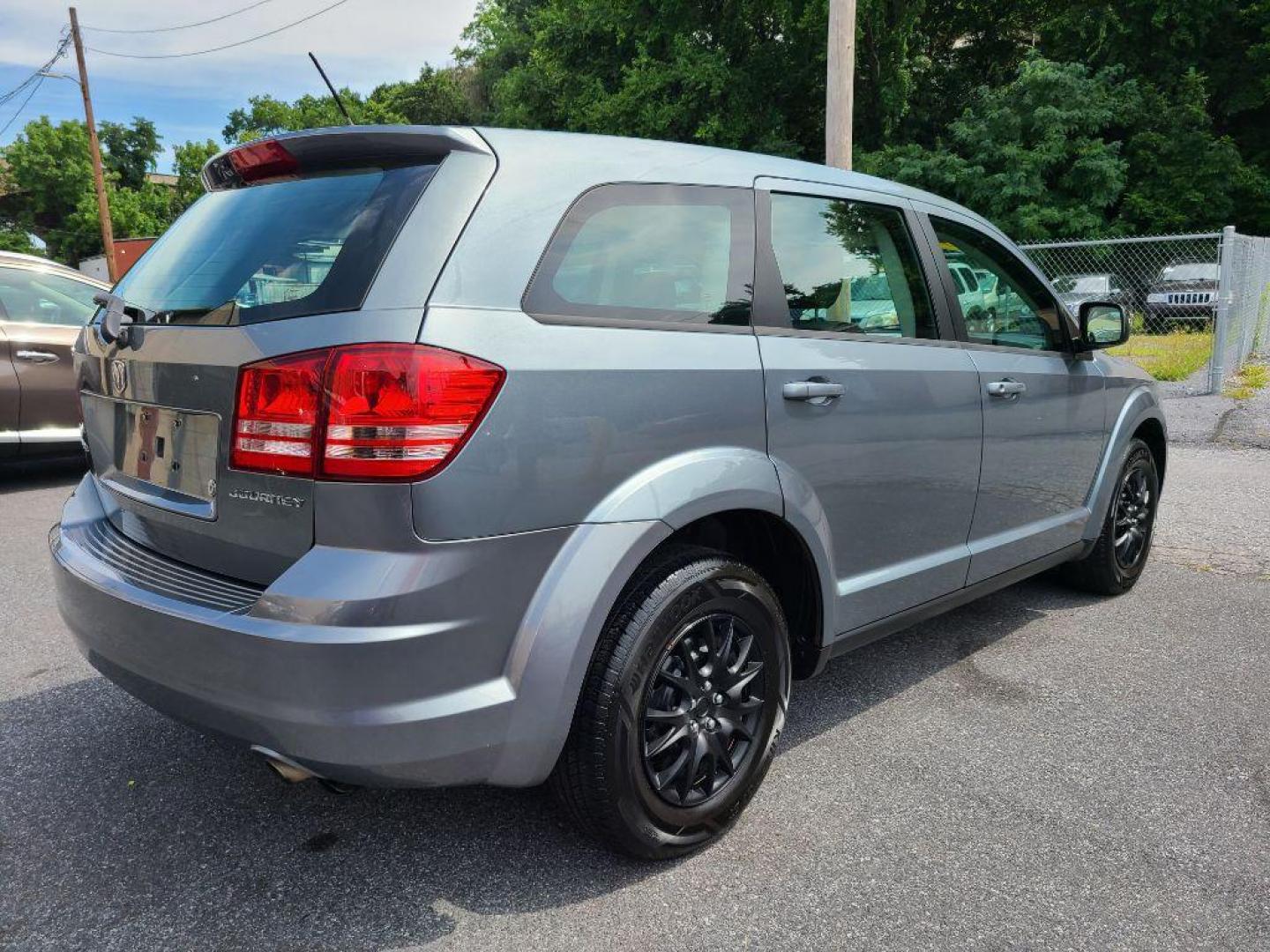 2009 GRAY DODGE JOURNEY SE (3D4GG47B09T) with an 2.4L engine, Automatic transmission, located at 117 North Cameron Street, Harrisburg, PA, 17101, (717) 963-8962, 40.267021, -76.875351 - WE FINANCE!!! Good Credit/ Bad Credit/ No Credit - ALL Trade-Ins Welcomed!!! ***Guaranteed Credit Approval*** APPLY ONLINE or CALL us TODAY ;) Internet Prices and Marketplace Prices are SPECIAL discounted ***CASH DEALS*** Retail Prices are higher. Please call us to discuss your cash and finan - Photo#4