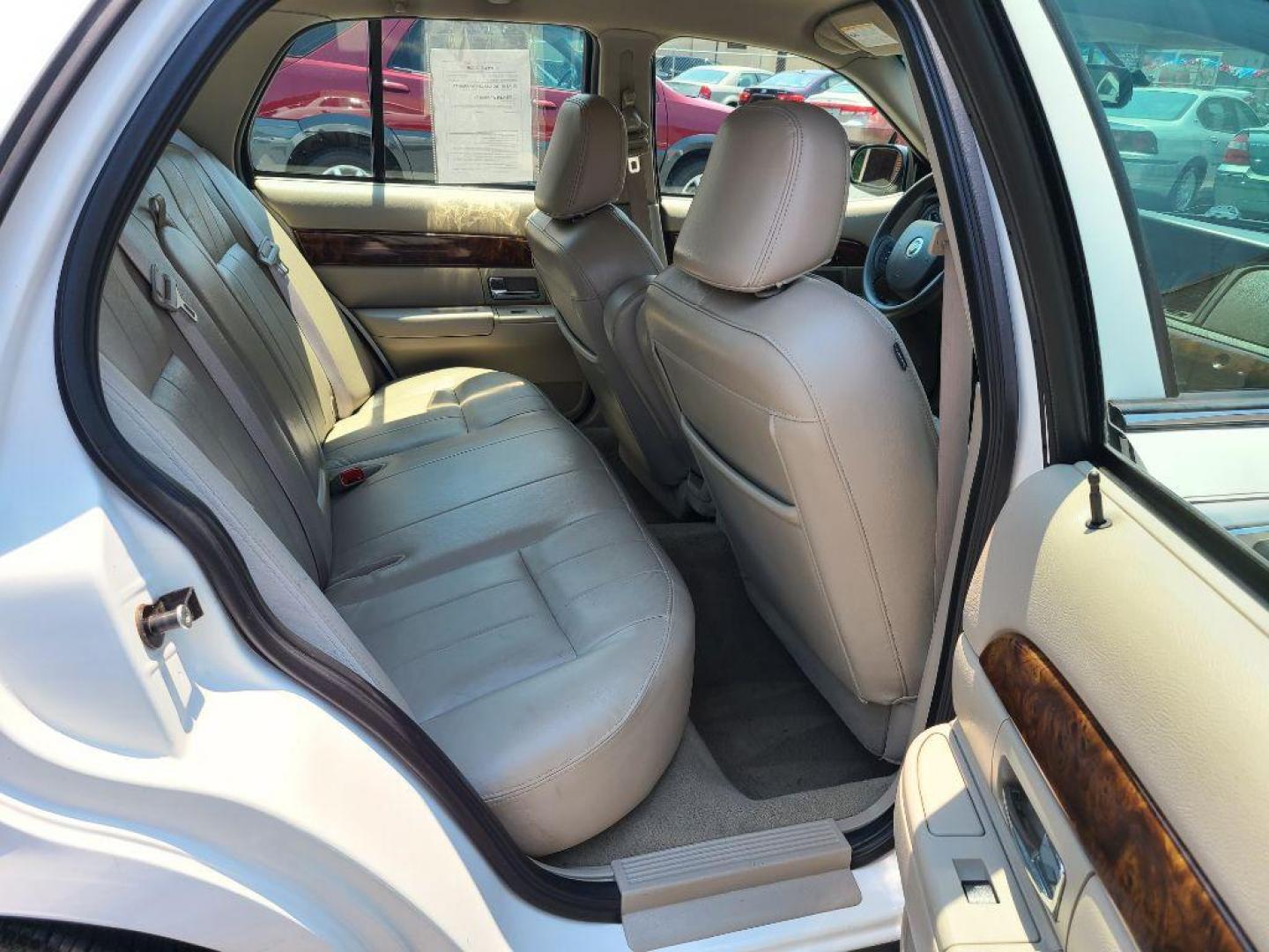 2009 WHITE MERCURY GRAND MARQUIS LS (2MEHM75V89X) with an 4.6L engine, Automatic transmission, located at 117 North Cameron Street, Harrisburg, PA, 17101, (717) 963-8962, 40.267021, -76.875351 - WE FINANCE!!! Good Credit/ Bad Credit/ No Credit - ALL Trade-Ins Welcomed!!! ***Guaranteed Credit Approval*** APPLY ONLINE or CALL us TODAY ;) Internet Prices and Marketplace Prices are SPECIAL discounted ***CASH DEALS*** Retail Prices are higher. Please call us to discuss your cash and finan - Photo#10