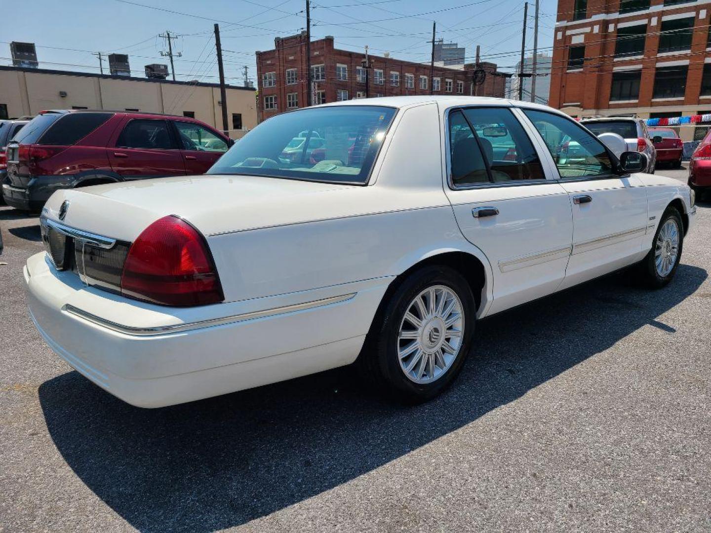 2009 WHITE MERCURY GRAND MARQUIS LS (2MEHM75V89X) with an 4.6L engine, Automatic transmission, located at 117 North Cameron Street, Harrisburg, PA, 17101, (717) 963-8962, 40.267021, -76.875351 - WE FINANCE!!! Good Credit/ Bad Credit/ No Credit - ALL Trade-Ins Welcomed!!! ***Guaranteed Credit Approval*** APPLY ONLINE or CALL us TODAY ;) Internet Prices and Marketplace Prices are SPECIAL discounted ***CASH DEALS*** Retail Prices are higher. Please call us to discuss your cash and finan - Photo#4