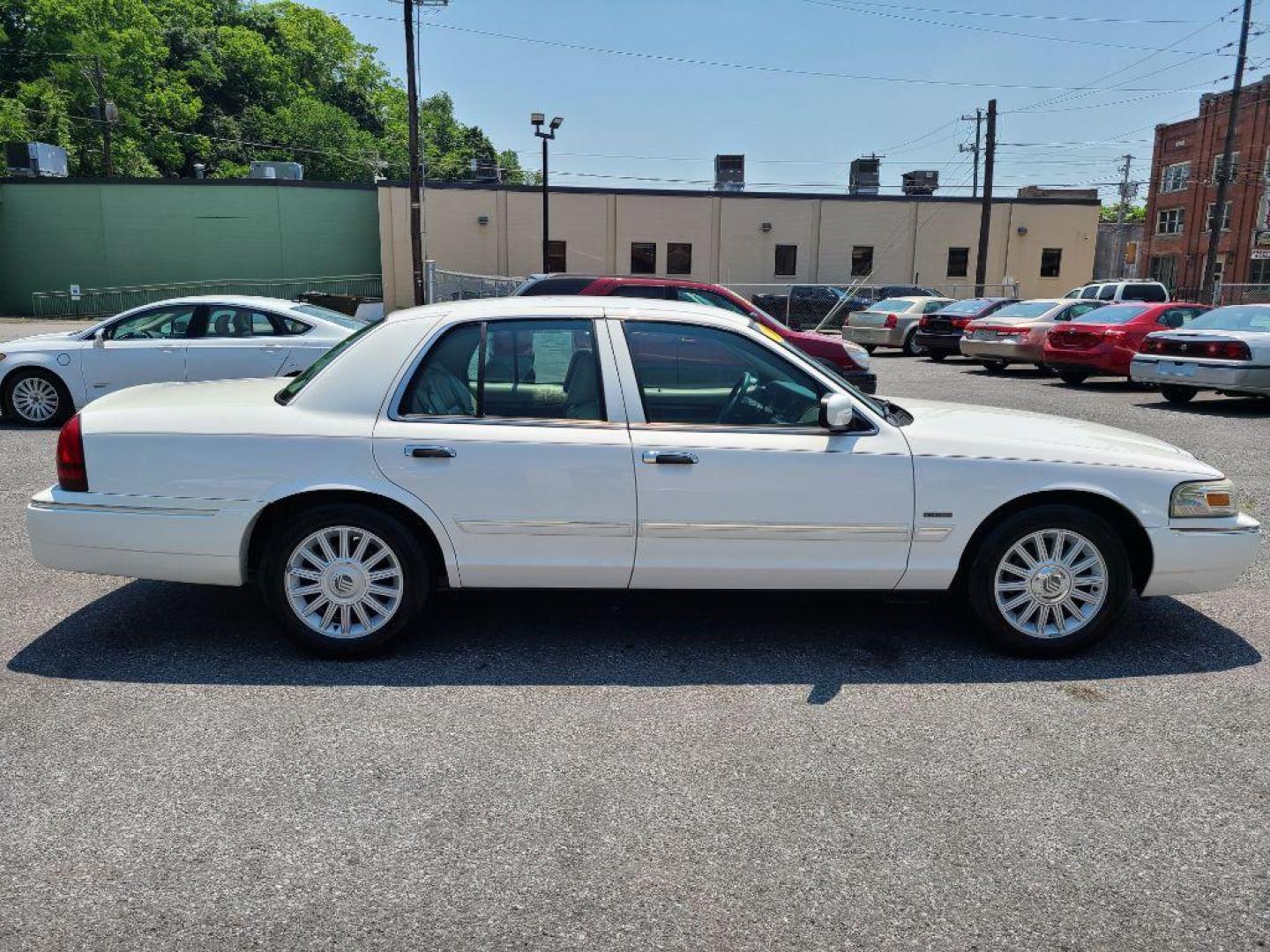 2009 WHITE MERCURY GRAND MARQUIS LS (2MEHM75V89X) with an 4.6L engine, Automatic transmission, located at 117 North Cameron Street, Harrisburg, PA, 17101, (717) 963-8962, 40.267021, -76.875351 - WE FINANCE!!! Good Credit/ Bad Credit/ No Credit - ALL Trade-Ins Welcomed!!! ***Guaranteed Credit Approval*** APPLY ONLINE or CALL us TODAY ;) Internet Prices and Marketplace Prices are SPECIAL discounted ***CASH DEALS*** Retail Prices are higher. Please call us to discuss your cash and finan - Photo#5