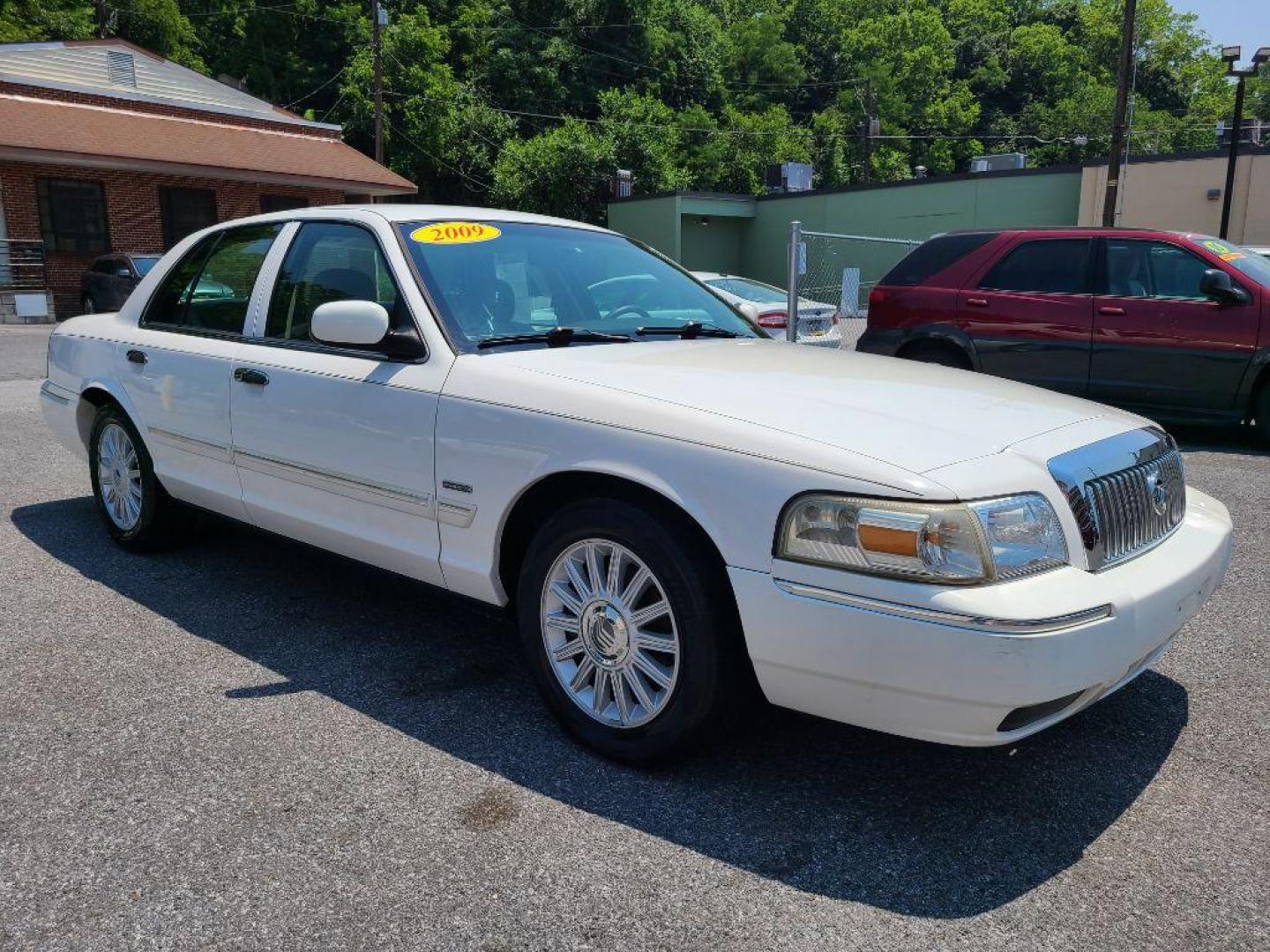 2009 WHITE MERCURY GRAND MARQUIS LS (2MEHM75V89X) with an 4.6L engine, Automatic transmission, located at 117 North Cameron Street, Harrisburg, PA, 17101, (717) 963-8962, 40.267021, -76.875351 - WE FINANCE!!! Good Credit/ Bad Credit/ No Credit - ALL Trade-Ins Welcomed!!! ***Guaranteed Credit Approval*** APPLY ONLINE or CALL us TODAY ;) Internet Prices and Marketplace Prices are SPECIAL discounted ***CASH DEALS*** Retail Prices are higher. Please call us to discuss your cash and finan - Photo#6