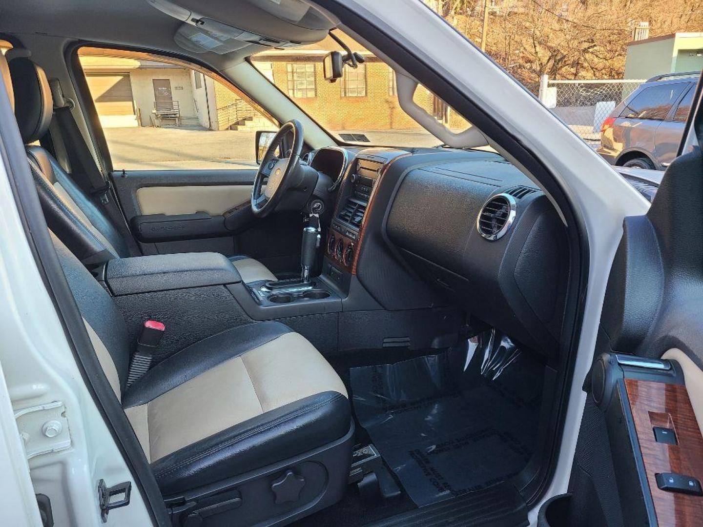 2010 WHITE FORD EXPLORER EDDIE BAUER (1FMEU7EE1AU) with an 4.0L engine, Automatic transmission, located at 117 North Cameron Street, Harrisburg, PA, 17101, (717) 963-8962, 40.267021, -76.875351 - WE FINANCE!!! Good Credit/ Bad Credit/ No Credit - ALL Trade-Ins Welcomed!!! ***Guaranteed Credit Approval*** APPLY ONLINE or CALL us TODAY ;) Internet Prices and Marketplace Prices are SPECIAL discounted ***CASH DEALS*** Retail Prices are higher. Please call us to discuss your cash and finan - Photo#8