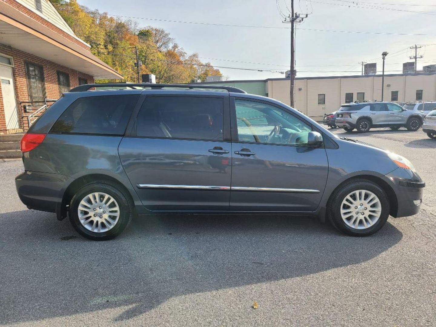 2010 GRAY TOYOTA SIENNA XLE (5TDDK4CC1AS) with an 3.5L engine, Automatic transmission, located at 117 North Cameron Street, Harrisburg, PA, 17101, (717) 963-8962, 40.267021, -76.875351 - WE FINANCE!!! Good Credit/ Bad Credit/ No Credit - ALL Trade-Ins Welcomed!!! ***Guaranteed Credit Approval*** APPLY ONLINE or CALL us TODAY ;) Internet Prices and Marketplace Prices are SPECIAL discounted ***CASH DEALS*** Retail Prices are higher. Please call us to discuss your cash and finan - Photo#5