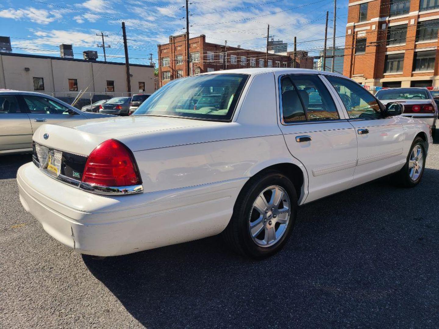 2011 WHITE FORD CROWN VICTORIA LX (2FABP7EV0BX) with an 4.6L engine, Automatic transmission, located at 117 North Cameron Street, Harrisburg, PA, 17101, (717) 963-8962, 40.267021, -76.875351 - Photo#4