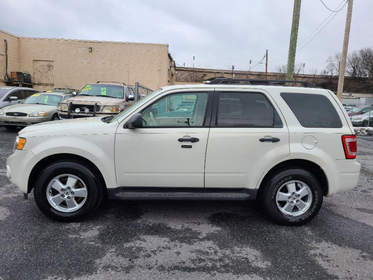 2011 WHITE FORD ESCAPE XLT (1FMCU9DG9BK) with an 3.0L engine, Automatic transmission, located at 7981 Paxton Street, Harrisburg, PA, 17111, (717) 561-2926, 40.261490, -76.749229 - WE FINANCE!!! Good Credit/ Bad Credit/ No Credit - ALL Trade-Ins Welcomed!!! ***Guaranteed Credit Approval*** APPLY ONLINE or CALL us TODAY ;) Internet Prices and Marketplace Prices are SPECIAL discounted ***CASH DEALS*** Retail Prices are higher. Please call us to discuss your cash and finan - Photo#1