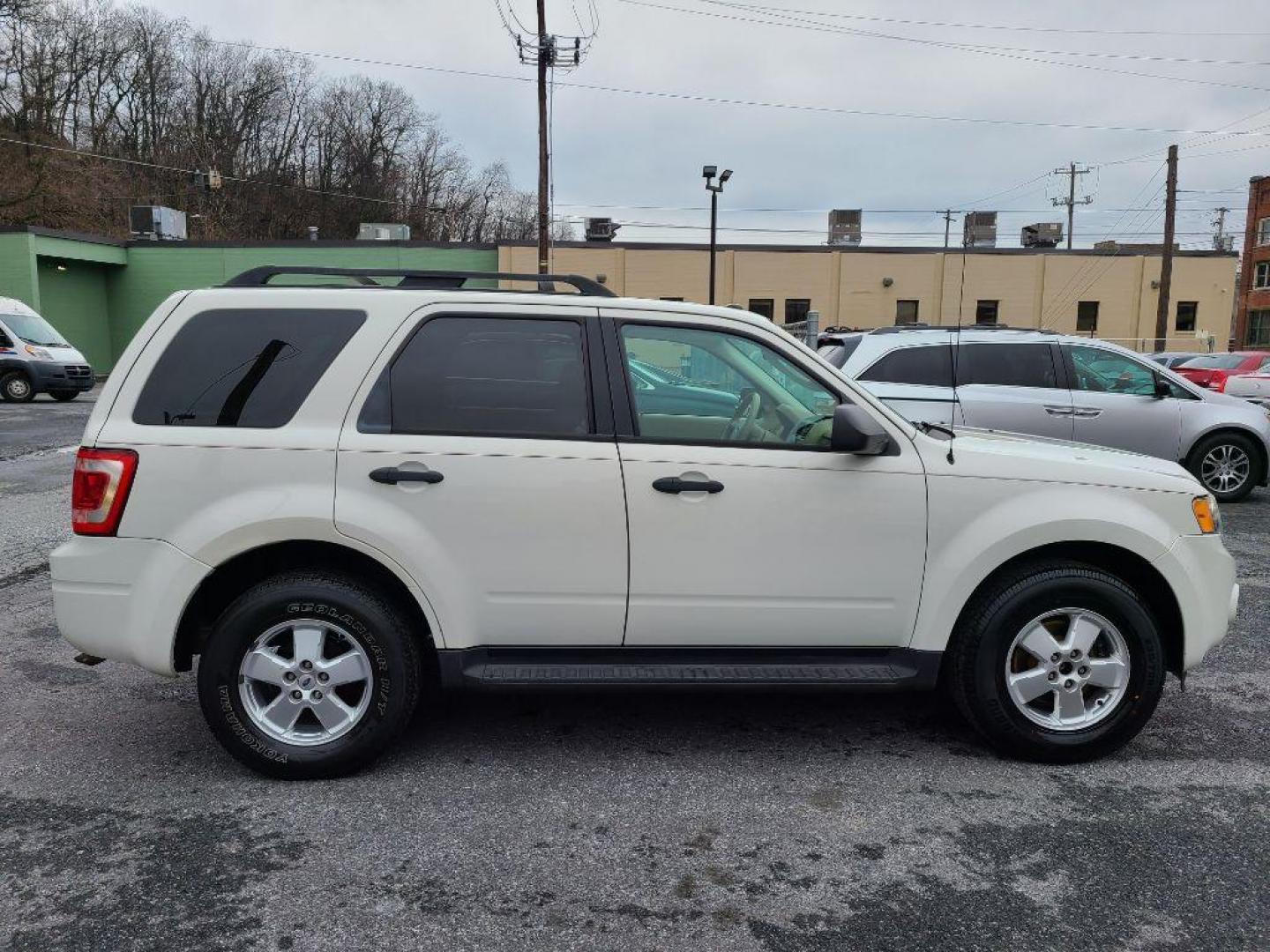 2011 WHITE FORD ESCAPE XLT (1FMCU9DG9BK) with an 3.0L engine, Automatic transmission, located at 7981 Paxton Street, Harrisburg, PA, 17111, (717) 561-2926, 40.261490, -76.749229 - WE FINANCE!!! Good Credit/ Bad Credit/ No Credit - ALL Trade-Ins Welcomed!!! ***Guaranteed Credit Approval*** APPLY ONLINE or CALL us TODAY ;) Internet Prices and Marketplace Prices are SPECIAL discounted ***CASH DEALS*** Retail Prices are higher. Please call us to discuss your cash and finan - Photo#5