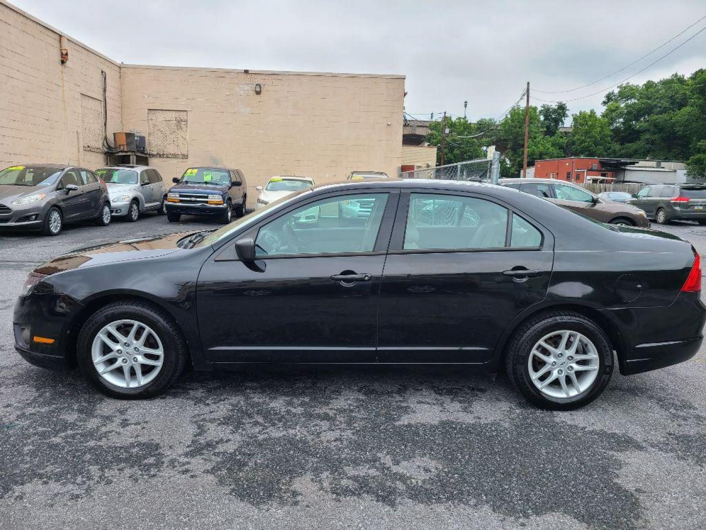 2011 BLACK FORD FUSION S (3FAHP0GAXBR) with an 2.5L engine, Automatic transmission, located at 117 North Cameron Street, Harrisburg, PA, 17101, (717) 963-8962, 40.267021, -76.875351 - WE FINANCE!!! Good Credit/ Bad Credit/ No Credit - ALL Trade-Ins Welcomed!!! ***Guaranteed Credit Approval*** APPLY ONLINE or CALL us TODAY ;) Internet Prices and Marketplace Prices are SPECIAL discounted ***CASH DEALS*** Retail Prices are higher. Please call us to discuss your cash and finan - Photo#1