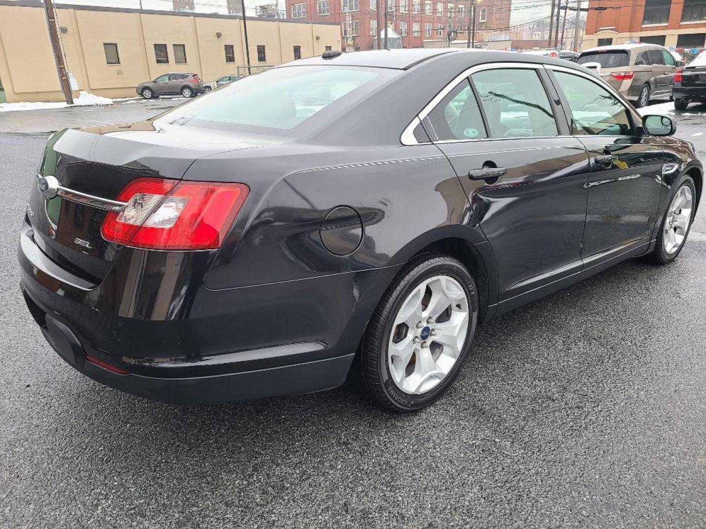 2011 BLACK FORD TAURUS SEL (1FAHP2EW6BG) with an 3.5L engine, Automatic transmission, located at 117 North Cameron Street, Harrisburg, PA, 17101, (717) 963-8962, 40.267021, -76.875351 - WE FINANCE!!! Good Credit/ Bad Credit/ No Credit - ALL Trade-Ins Welcomed!!! ***Guaranteed Credit Approval*** APPLY ONLINE or CALL us TODAY ;) Internet Prices and Marketplace Prices are SPECIAL discounted ***CASH DEALS*** Retail Prices are higher. Please call us to discuss your cash and finan - Photo#4