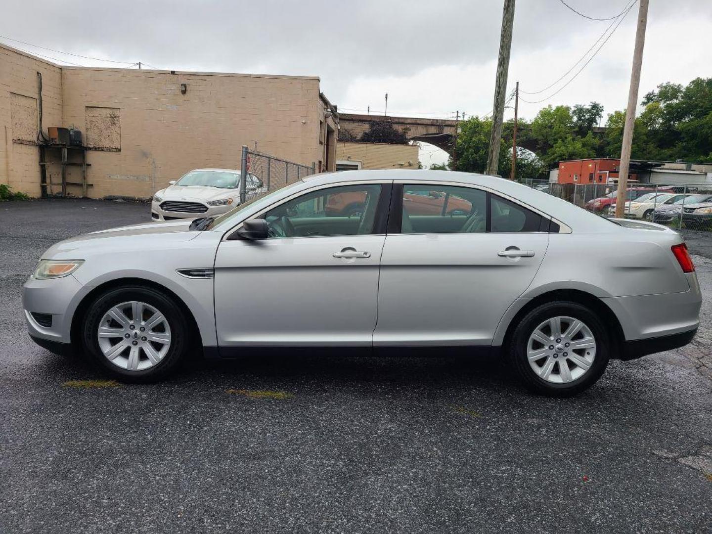 2011 SILVER FORD TAURUS SE (1FAHP2DWXBG) with an 3.5L engine, Automatic transmission, located at 117 North Cameron Street, Harrisburg, PA, 17101, (717) 963-8962, 40.267021, -76.875351 - WE FINANCE!!! Good Credit/ Bad Credit/ No Credit - ALL Trade-Ins Welcomed!!! ***Guaranteed Credit Approval*** APPLY ONLINE or CALL us TODAY ;) Internet Prices and Marketplace Prices are SPECIAL discounted ***CASH DEALS*** Retail Prices are higher. Please call us to discuss your cash and finan - Photo#1