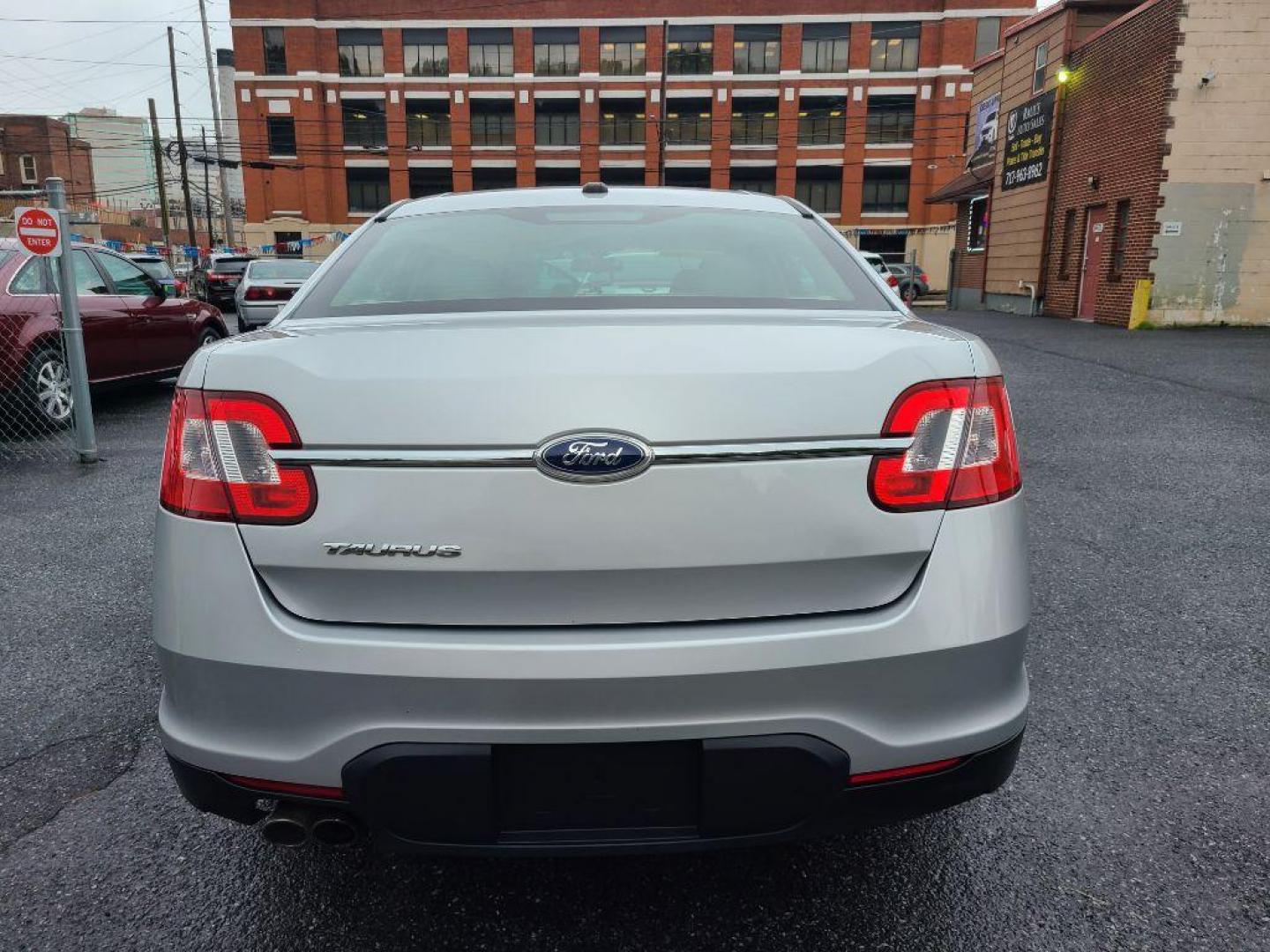 2011 SILVER FORD TAURUS SE (1FAHP2DWXBG) with an 3.5L engine, Automatic transmission, located at 117 North Cameron Street, Harrisburg, PA, 17101, (717) 963-8962, 40.267021, -76.875351 - WE FINANCE!!! Good Credit/ Bad Credit/ No Credit - ALL Trade-Ins Welcomed!!! ***Guaranteed Credit Approval*** APPLY ONLINE or CALL us TODAY ;) Internet Prices and Marketplace Prices are SPECIAL discounted ***CASH DEALS*** Retail Prices are higher. Please call us to discuss your cash and finan - Photo#3