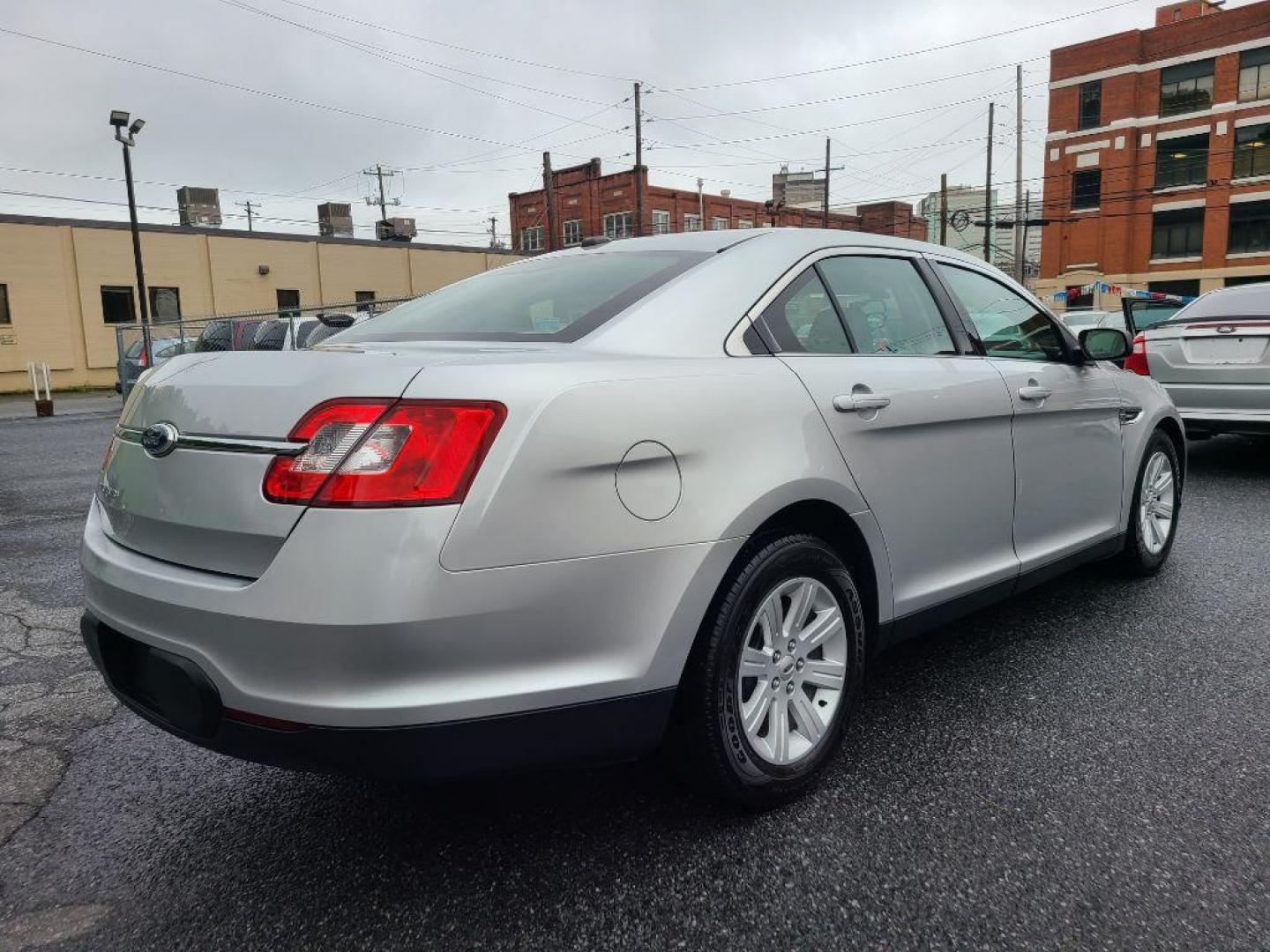 2011 SILVER FORD TAURUS SE (1FAHP2DWXBG) with an 3.5L engine, Automatic transmission, located at 117 North Cameron Street, Harrisburg, PA, 17101, (717) 963-8962, 40.267021, -76.875351 - WE FINANCE!!! Good Credit/ Bad Credit/ No Credit - ALL Trade-Ins Welcomed!!! ***Guaranteed Credit Approval*** APPLY ONLINE or CALL us TODAY ;) Internet Prices and Marketplace Prices are SPECIAL discounted ***CASH DEALS*** Retail Prices are higher. Please call us to discuss your cash and finan - Photo#4