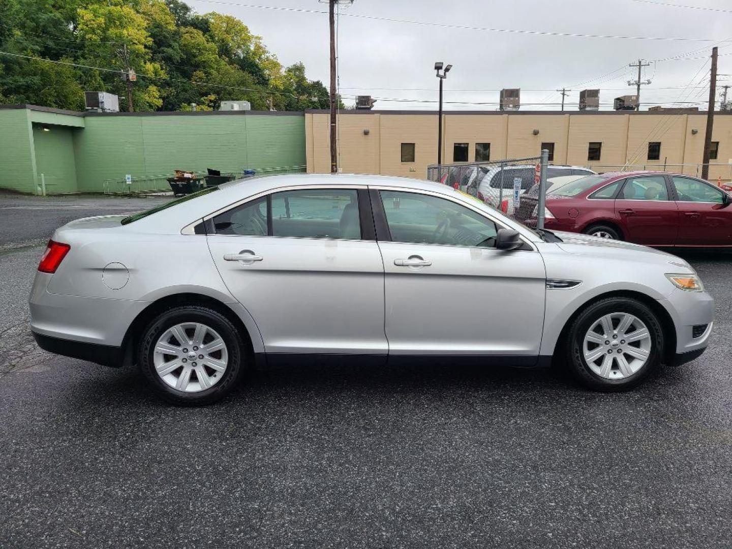 2011 SILVER FORD TAURUS SE (1FAHP2DWXBG) with an 3.5L engine, Automatic transmission, located at 117 North Cameron Street, Harrisburg, PA, 17101, (717) 963-8962, 40.267021, -76.875351 - WE FINANCE!!! Good Credit/ Bad Credit/ No Credit - ALL Trade-Ins Welcomed!!! ***Guaranteed Credit Approval*** APPLY ONLINE or CALL us TODAY ;) Internet Prices and Marketplace Prices are SPECIAL discounted ***CASH DEALS*** Retail Prices are higher. Please call us to discuss your cash and finan - Photo#5