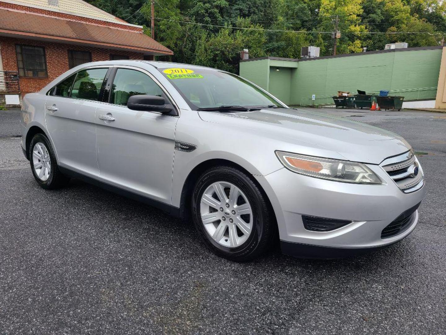 2011 SILVER FORD TAURUS SE (1FAHP2DWXBG) with an 3.5L engine, Automatic transmission, located at 117 North Cameron Street, Harrisburg, PA, 17101, (717) 963-8962, 40.267021, -76.875351 - WE FINANCE!!! Good Credit/ Bad Credit/ No Credit - ALL Trade-Ins Welcomed!!! ***Guaranteed Credit Approval*** APPLY ONLINE or CALL us TODAY ;) Internet Prices and Marketplace Prices are SPECIAL discounted ***CASH DEALS*** Retail Prices are higher. Please call us to discuss your cash and finan - Photo#6