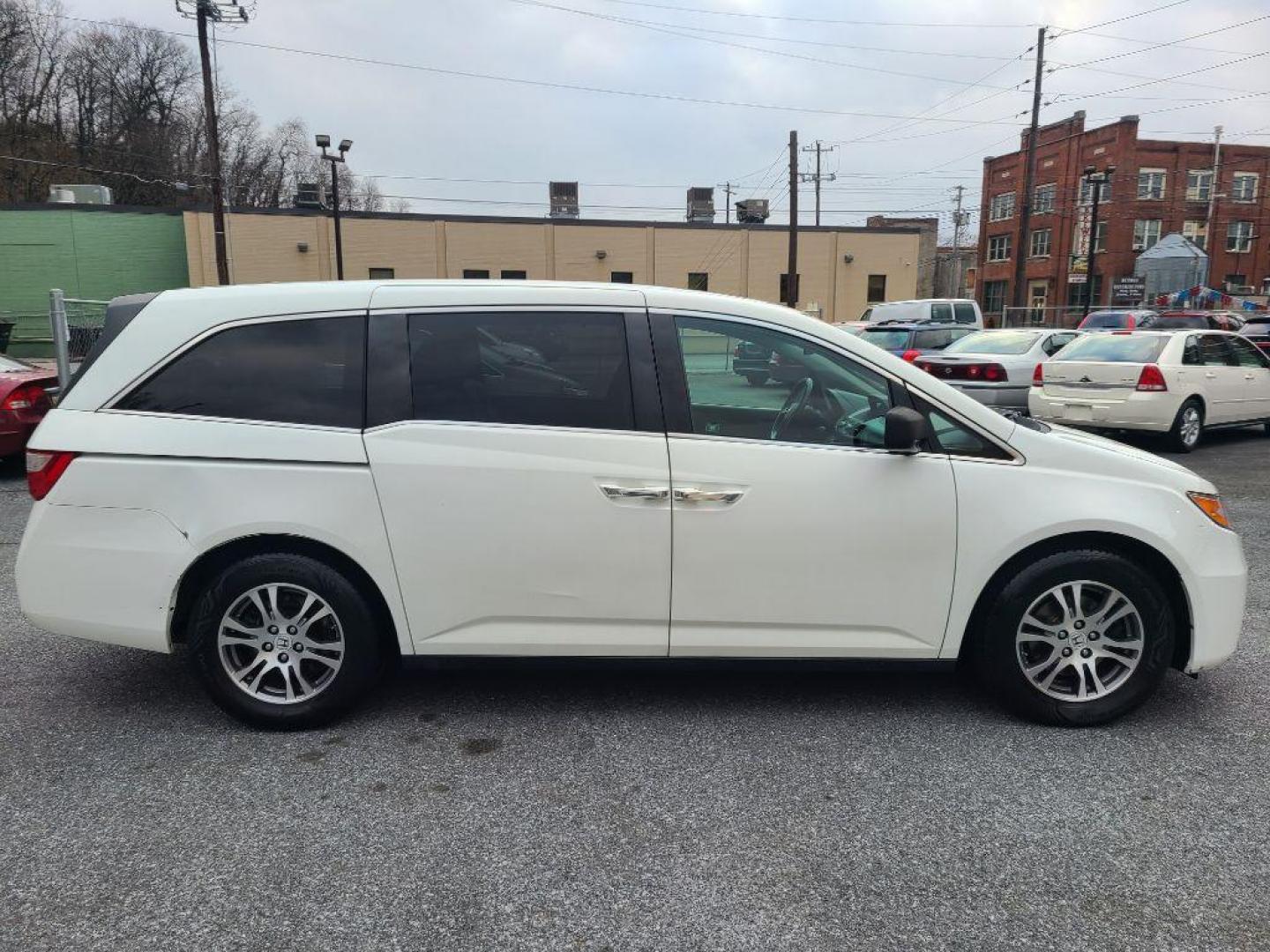 2011 WHITE HONDA ODYSSEY EXL (5FNRL5H61BB) with an 3.5L engine, Automatic transmission, located at 117 North Cameron Street, Harrisburg, PA, 17101, (717) 963-8962, 40.267021, -76.875351 - WE FINANCE!!! Good Credit/ Bad Credit/ No Credit - ALL Trade-Ins Welcomed!!! ***Guaranteed Credit Approval*** APPLY ONLINE or CALL us TODAY ;) Internet Prices and Marketplace Prices are SPECIAL discounted ***CASH DEALS*** Retail Prices are higher. Please call us to discuss your cash and finan - Photo#5