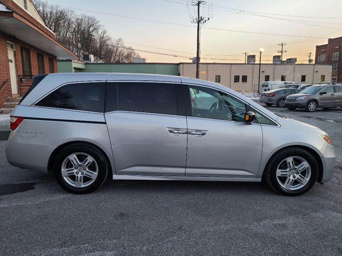 2011 SILVER HONDA ODYSSEY TOURING (5FNRL5H92BB) with an 3.5L engine, Automatic transmission, located at 117 North Cameron Street, Harrisburg, PA, 17101, (717) 963-8962, 40.267021, -76.875351 - WE FINANCE!!! Good Credit/ Bad Credit/ No Credit - ALL Trade-Ins Welcomed!!! ***Guaranteed Credit Approval*** APPLY ONLINE or CALL us TODAY ;) Internet Prices and Marketplace Prices are SPECIAL discounted ***CASH DEALS*** Retail Prices are higher. Please call us to discuss your cash and finan - Photo#5