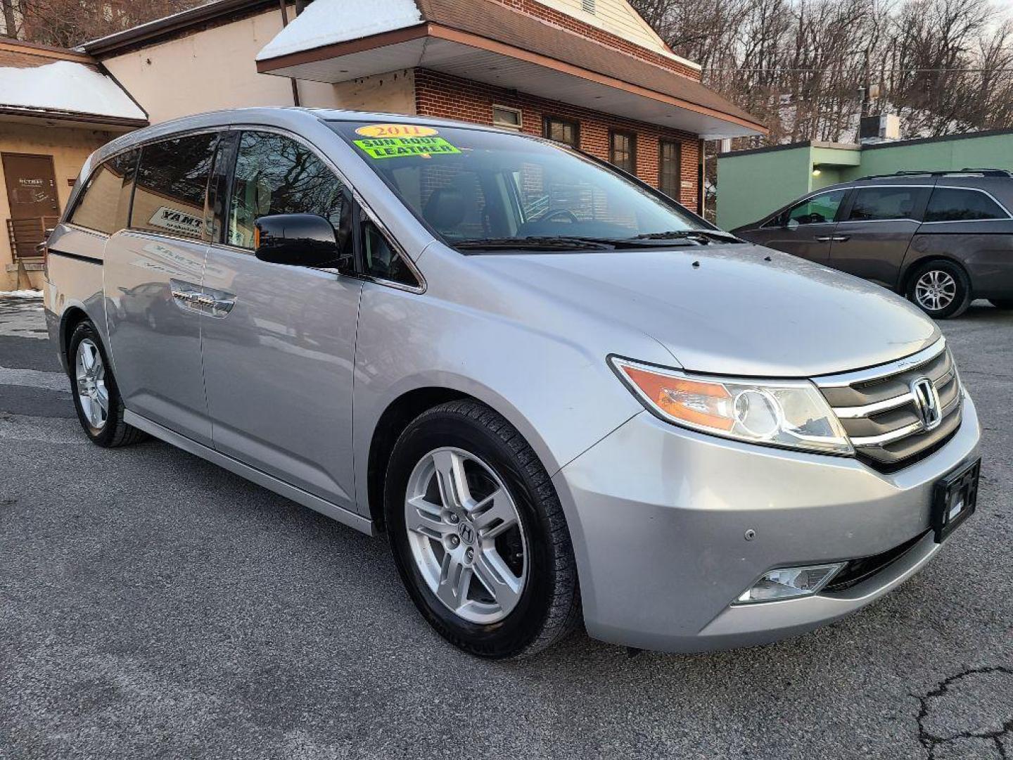 2011 SILVER HONDA ODYSSEY TOURING (5FNRL5H92BB) with an 3.5L engine, Automatic transmission, located at 117 North Cameron Street, Harrisburg, PA, 17101, (717) 963-8962, 40.267021, -76.875351 - WE FINANCE!!! Good Credit/ Bad Credit/ No Credit - ALL Trade-Ins Welcomed!!! ***Guaranteed Credit Approval*** APPLY ONLINE or CALL us TODAY ;) Internet Prices and Marketplace Prices are SPECIAL discounted ***CASH DEALS*** Retail Prices are higher. Please call us to discuss your cash and finan - Photo#6