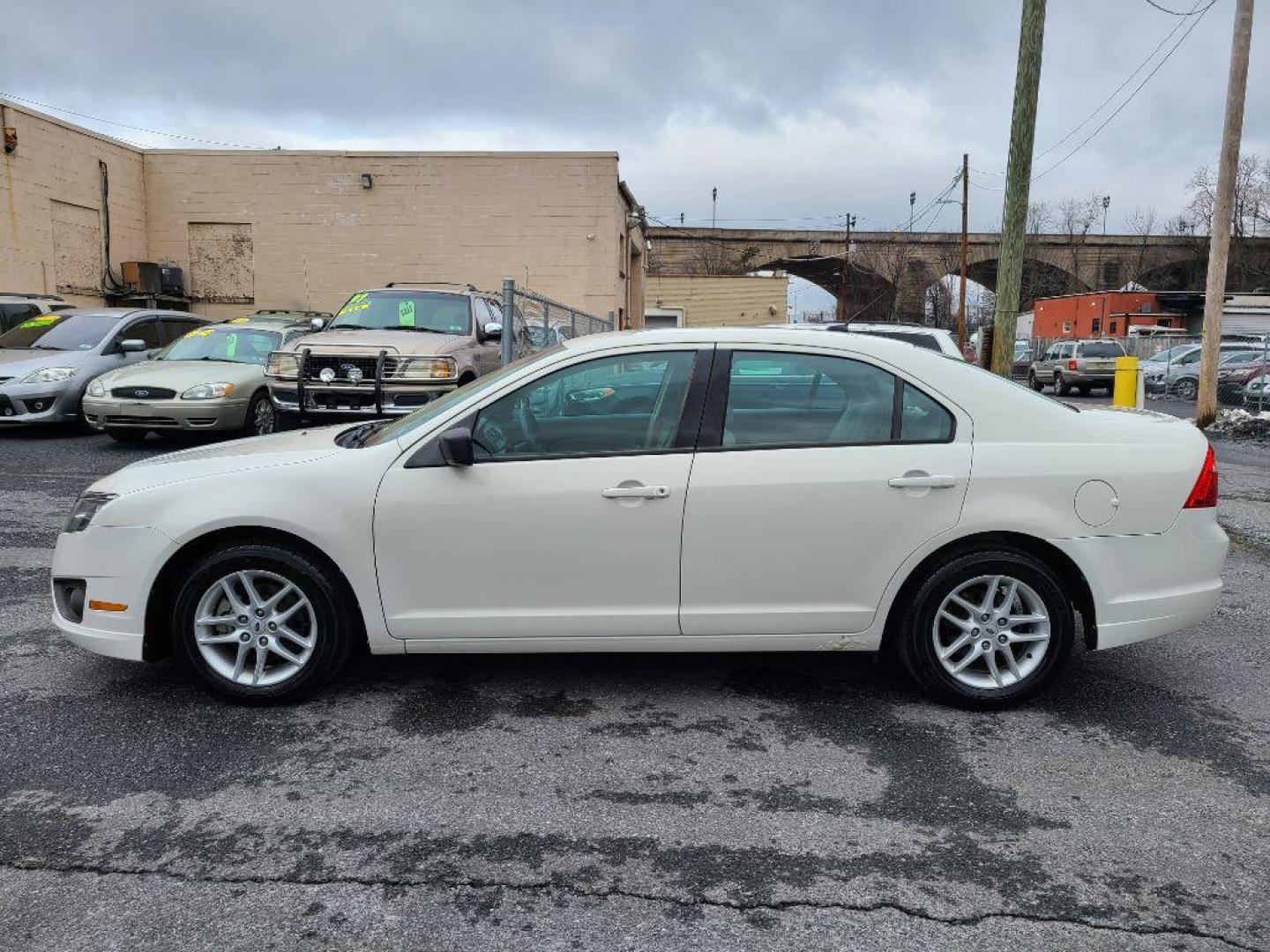 2012 WHITE FORD FUSION S (3FAHP0GA8CR) with an 2.5L engine, Automatic transmission, located at 117 North Cameron Street, Harrisburg, PA, 17101, (717) 963-8962, 40.267021, -76.875351 - Photo#1