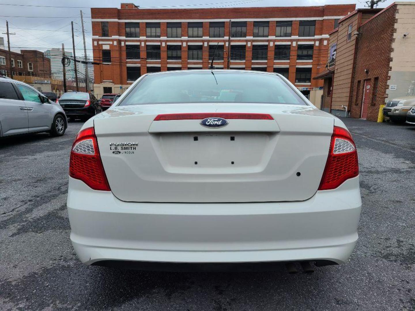 2012 WHITE FORD FUSION S (3FAHP0GA8CR) with an 2.5L engine, Automatic transmission, located at 117 North Cameron Street, Harrisburg, PA, 17101, (717) 963-8962, 40.267021, -76.875351 - Photo#3