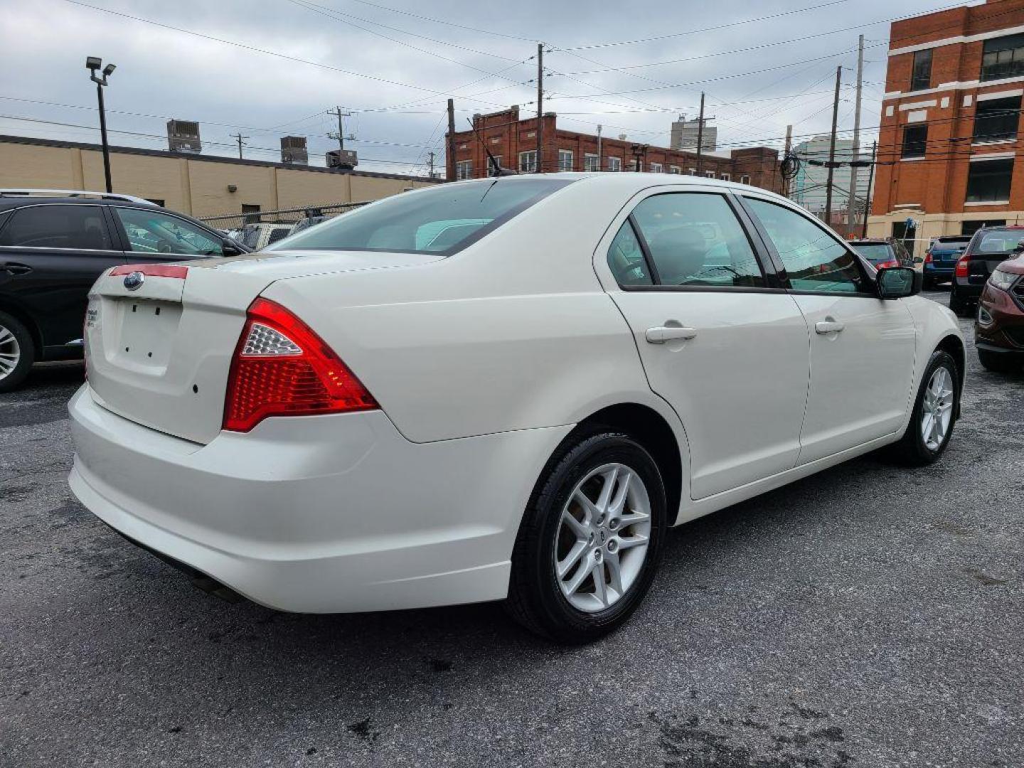 2012 WHITE FORD FUSION S (3FAHP0GA8CR) with an 2.5L engine, Automatic transmission, located at 117 North Cameron Street, Harrisburg, PA, 17101, (717) 963-8962, 40.267021, -76.875351 - Photo#4