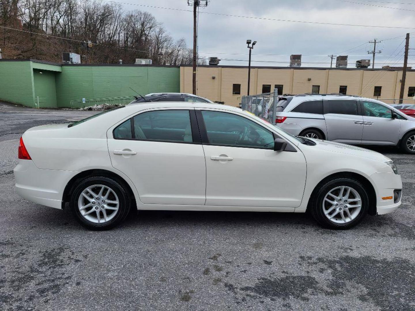 2012 WHITE FORD FUSION S (3FAHP0GA8CR) with an 2.5L engine, Automatic transmission, located at 117 North Cameron Street, Harrisburg, PA, 17101, (717) 963-8962, 40.267021, -76.875351 - Photo#5