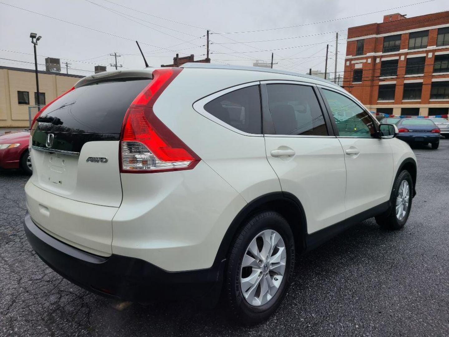 2013 WHITE HONDA CR-V EXL (5J6RM4H77DL) with an 2.4L engine, Automatic transmission, located at 117 North Cameron Street, Harrisburg, PA, 17101, (717) 963-8962, 40.267021, -76.875351 - WE FINANCE!!! Good Credit/ Bad Credit/ No Credit - ALL Trade-Ins Welcomed!!! ***Guaranteed Credit Approval*** APPLY ONLINE or CALL us TODAY ;) Internet Prices and Marketplace Prices are SPECIAL discounted ***CASH DEALS*** Retail Prices are higher. Please call us to discuss your cash and finan - Photo#4