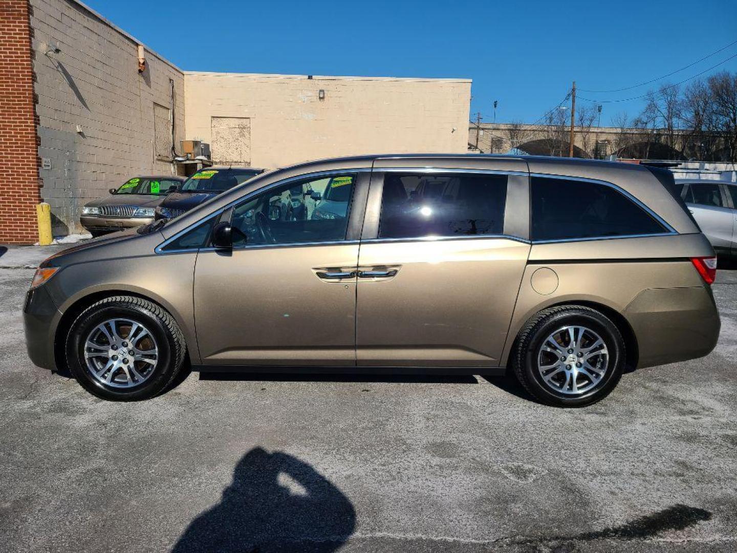 2013 GOLD HONDA ODYSSEY EXL (5FNRL5H62DB) with an 3.5L engine, Automatic transmission, located at 117 North Cameron Street, Harrisburg, PA, 17101, (717) 963-8962, 40.267021, -76.875351 - WE FINANCE!!! Good Credit/ Bad Credit/ No Credit - ALL Trade-Ins Welcomed!!! ***Guaranteed Credit Approval*** APPLY ONLINE or CALL us TODAY ;) Internet Prices and Marketplace Prices are SPECIAL discounted ***CASH DEALS*** Retail Prices are higher. Please call us to discuss your cash and finan - Photo#1