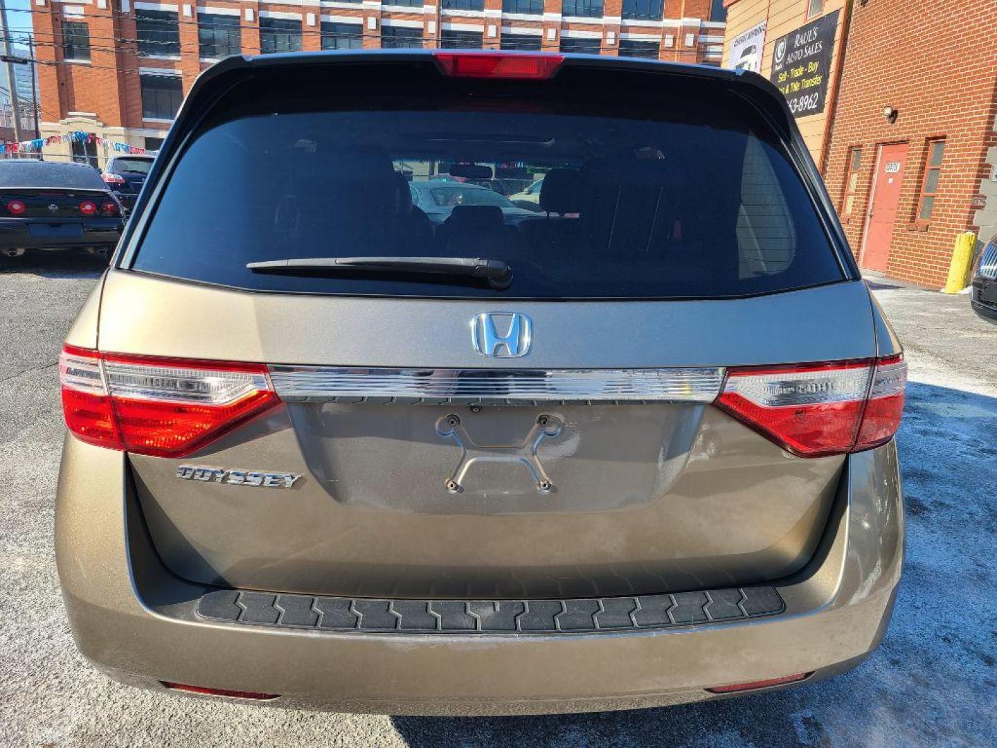 2013 GOLD HONDA ODYSSEY EXL (5FNRL5H62DB) with an 3.5L engine, Automatic transmission, located at 117 North Cameron Street, Harrisburg, PA, 17101, (717) 963-8962, 40.267021, -76.875351 - WE FINANCE!!! Good Credit/ Bad Credit/ No Credit - ALL Trade-Ins Welcomed!!! ***Guaranteed Credit Approval*** APPLY ONLINE or CALL us TODAY ;) Internet Prices and Marketplace Prices are SPECIAL discounted ***CASH DEALS*** Retail Prices are higher. Please call us to discuss your cash and finan - Photo#3