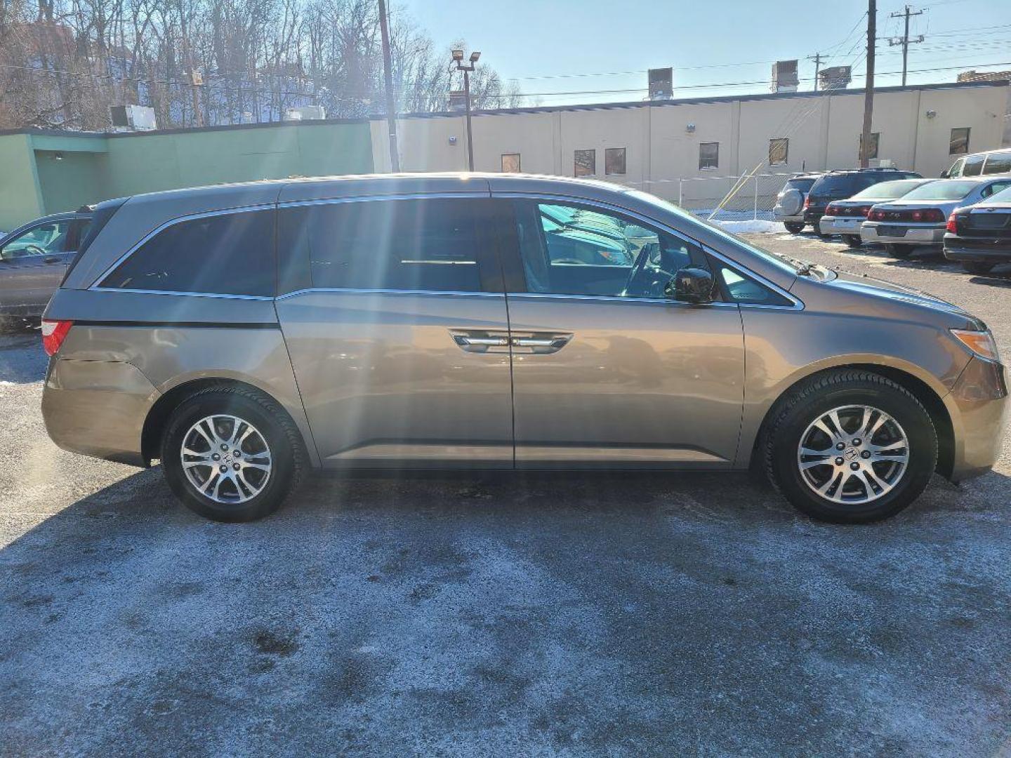 2013 GOLD HONDA ODYSSEY EXL (5FNRL5H62DB) with an 3.5L engine, Automatic transmission, located at 117 North Cameron Street, Harrisburg, PA, 17101, (717) 963-8962, 40.267021, -76.875351 - WE FINANCE!!! Good Credit/ Bad Credit/ No Credit - ALL Trade-Ins Welcomed!!! ***Guaranteed Credit Approval*** APPLY ONLINE or CALL us TODAY ;) Internet Prices and Marketplace Prices are SPECIAL discounted ***CASH DEALS*** Retail Prices are higher. Please call us to discuss your cash and finan - Photo#5