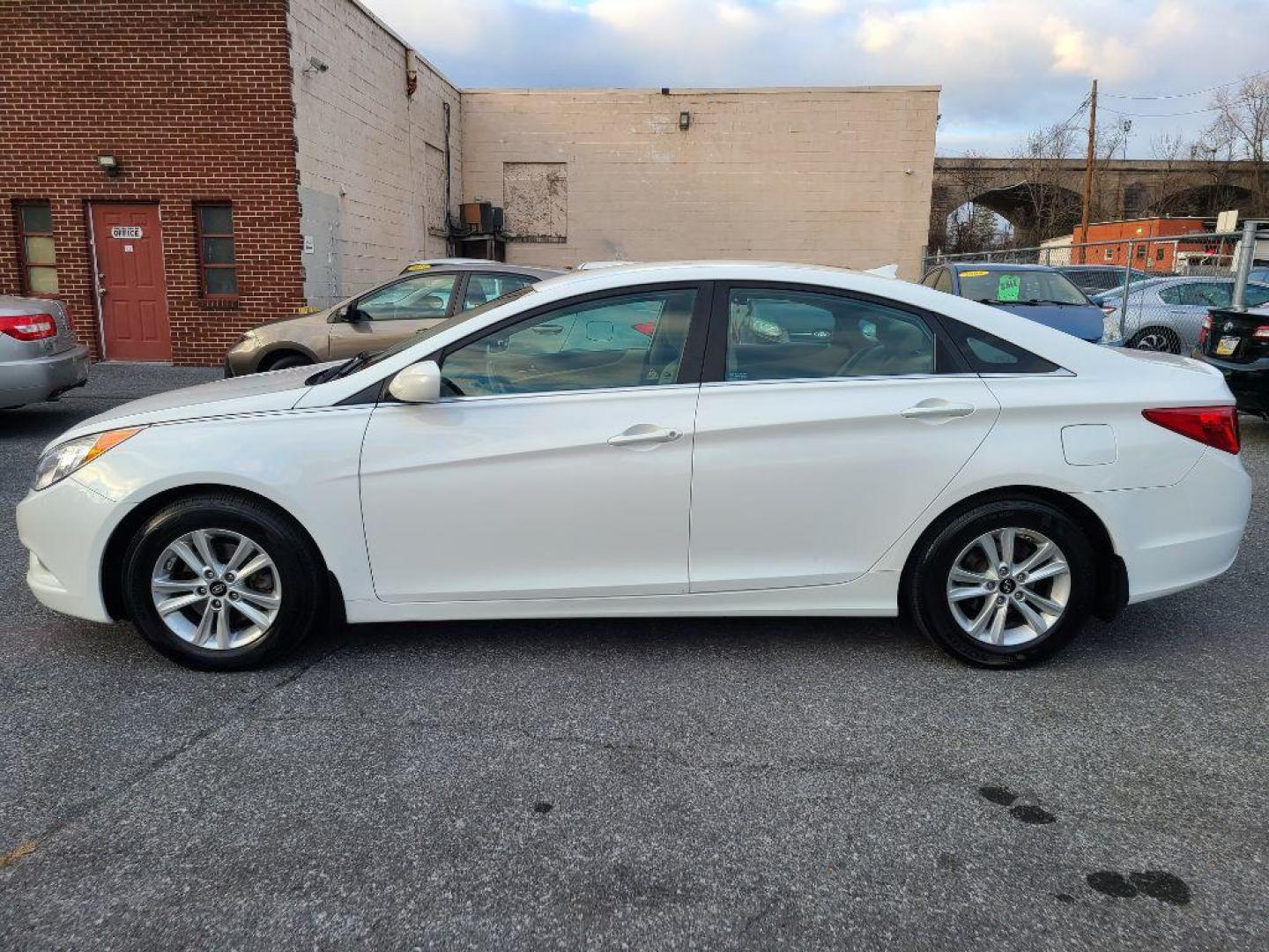 2013 WHITE HYUNDAI SONATA GLS (5NPEB4AC4DH) with an 2.4L engine, Automatic transmission, located at 117 North Cameron Street, Harrisburg, PA, 17101, (717) 963-8962, 40.267021, -76.875351 - WE FINANCE!!! Good Credit/ Bad Credit/ No Credit - ALL Trade-Ins Welcomed!!! ***Guaranteed Credit Approval*** APPLY ONLINE or CALL us TODAY ;) Internet Prices and Marketplace Prices are SPECIAL discounted ***CASH DEALS*** Retail Prices are higher. Please call us to discuss your cash and finan - Photo#1