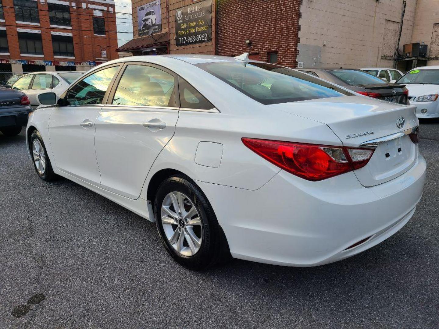 2013 WHITE HYUNDAI SONATA GLS (5NPEB4AC4DH) with an 2.4L engine, Automatic transmission, located at 117 North Cameron Street, Harrisburg, PA, 17101, (717) 963-8962, 40.267021, -76.875351 - WE FINANCE!!! Good Credit/ Bad Credit/ No Credit - ALL Trade-Ins Welcomed!!! ***Guaranteed Credit Approval*** APPLY ONLINE or CALL us TODAY ;) Internet Prices and Marketplace Prices are SPECIAL discounted ***CASH DEALS*** Retail Prices are higher. Please call us to discuss your cash and finan - Photo#2