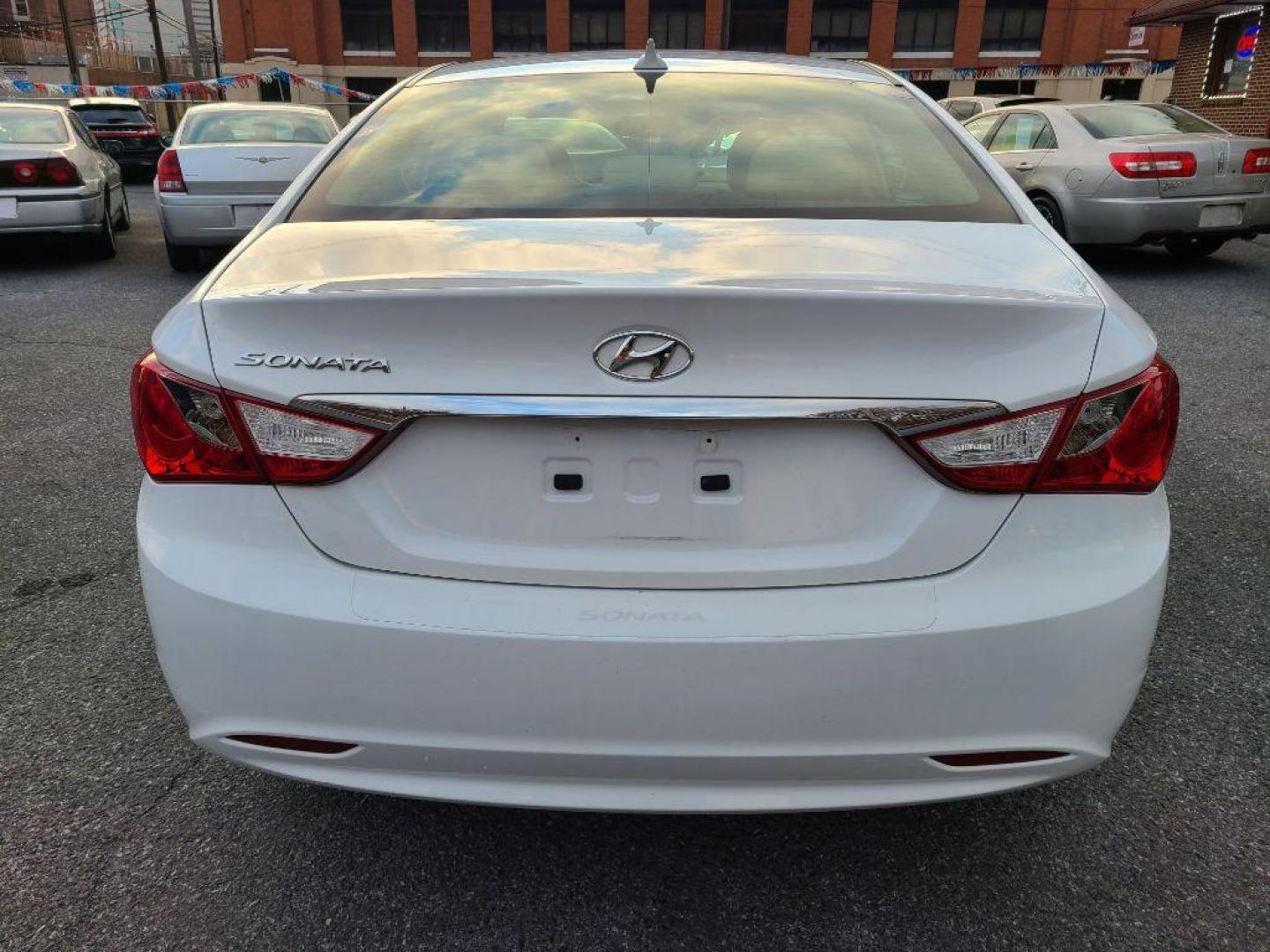 2013 WHITE HYUNDAI SONATA GLS (5NPEB4AC4DH) with an 2.4L engine, Automatic transmission, located at 117 North Cameron Street, Harrisburg, PA, 17101, (717) 963-8962, 40.267021, -76.875351 - WE FINANCE!!! Good Credit/ Bad Credit/ No Credit - ALL Trade-Ins Welcomed!!! ***Guaranteed Credit Approval*** APPLY ONLINE or CALL us TODAY ;) Internet Prices and Marketplace Prices are SPECIAL discounted ***CASH DEALS*** Retail Prices are higher. Please call us to discuss your cash and finan - Photo#3