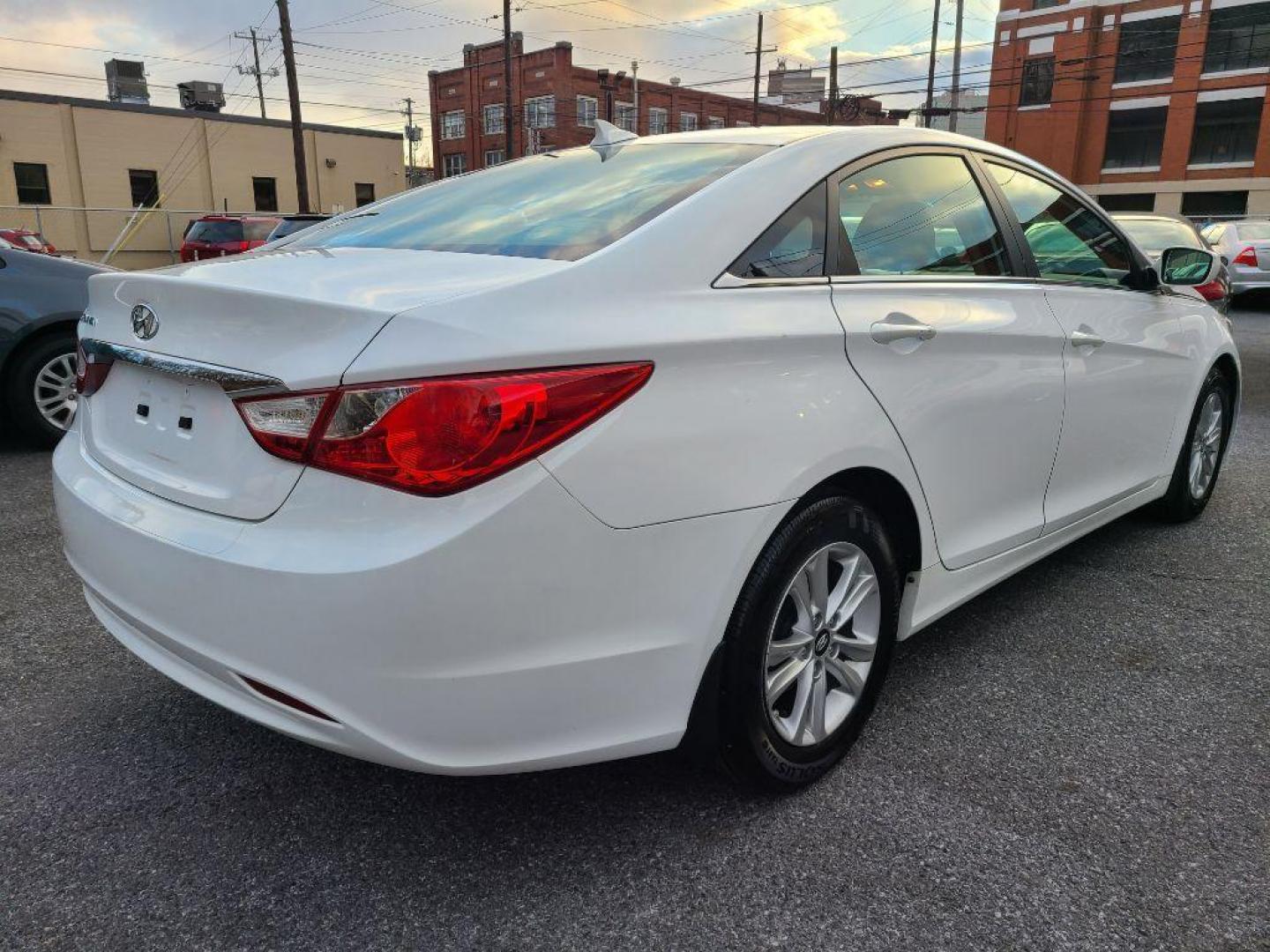 2013 WHITE HYUNDAI SONATA GLS (5NPEB4AC4DH) with an 2.4L engine, Automatic transmission, located at 117 North Cameron Street, Harrisburg, PA, 17101, (717) 963-8962, 40.267021, -76.875351 - WE FINANCE!!! Good Credit/ Bad Credit/ No Credit - ALL Trade-Ins Welcomed!!! ***Guaranteed Credit Approval*** APPLY ONLINE or CALL us TODAY ;) Internet Prices and Marketplace Prices are SPECIAL discounted ***CASH DEALS*** Retail Prices are higher. Please call us to discuss your cash and finan - Photo#4