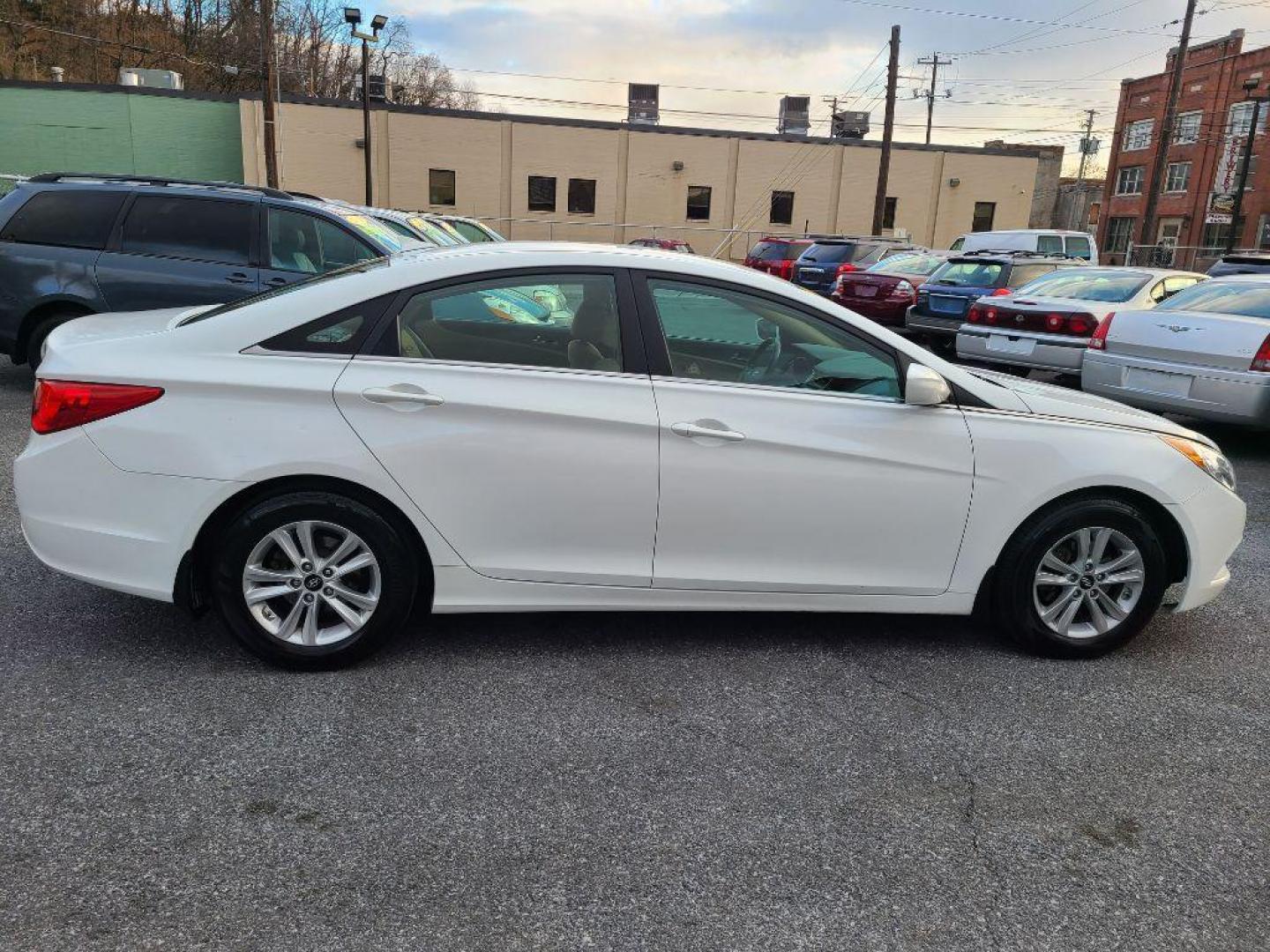 2013 WHITE HYUNDAI SONATA GLS (5NPEB4AC4DH) with an 2.4L engine, Automatic transmission, located at 117 North Cameron Street, Harrisburg, PA, 17101, (717) 963-8962, 40.267021, -76.875351 - WE FINANCE!!! Good Credit/ Bad Credit/ No Credit - ALL Trade-Ins Welcomed!!! ***Guaranteed Credit Approval*** APPLY ONLINE or CALL us TODAY ;) Internet Prices and Marketplace Prices are SPECIAL discounted ***CASH DEALS*** Retail Prices are higher. Please call us to discuss your cash and finan - Photo#5