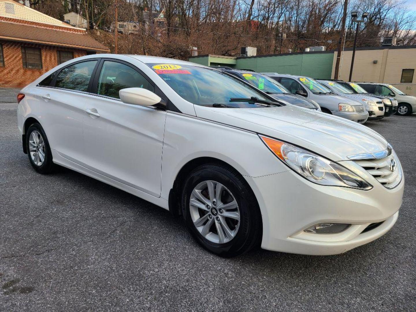 2013 WHITE HYUNDAI SONATA GLS (5NPEB4AC4DH) with an 2.4L engine, Automatic transmission, located at 117 North Cameron Street, Harrisburg, PA, 17101, (717) 963-8962, 40.267021, -76.875351 - WE FINANCE!!! Good Credit/ Bad Credit/ No Credit - ALL Trade-Ins Welcomed!!! ***Guaranteed Credit Approval*** APPLY ONLINE or CALL us TODAY ;) Internet Prices and Marketplace Prices are SPECIAL discounted ***CASH DEALS*** Retail Prices are higher. Please call us to discuss your cash and finan - Photo#6