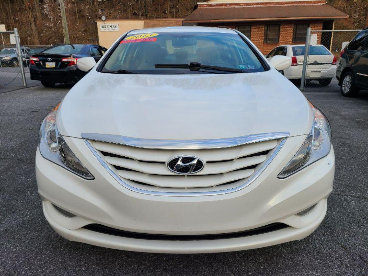 2013 WHITE HYUNDAI SONATA GLS (5NPEB4AC4DH) with an 2.4L engine, Automatic transmission, located at 117 North Cameron Street, Harrisburg, PA, 17101, (717) 963-8962, 40.267021, -76.875351 - WE FINANCE!!! Good Credit/ Bad Credit/ No Credit - ALL Trade-Ins Welcomed!!! ***Guaranteed Credit Approval*** APPLY ONLINE or CALL us TODAY ;) Internet Prices and Marketplace Prices are SPECIAL discounted ***CASH DEALS*** Retail Prices are higher. Please call us to discuss your cash and finan - Photo#7